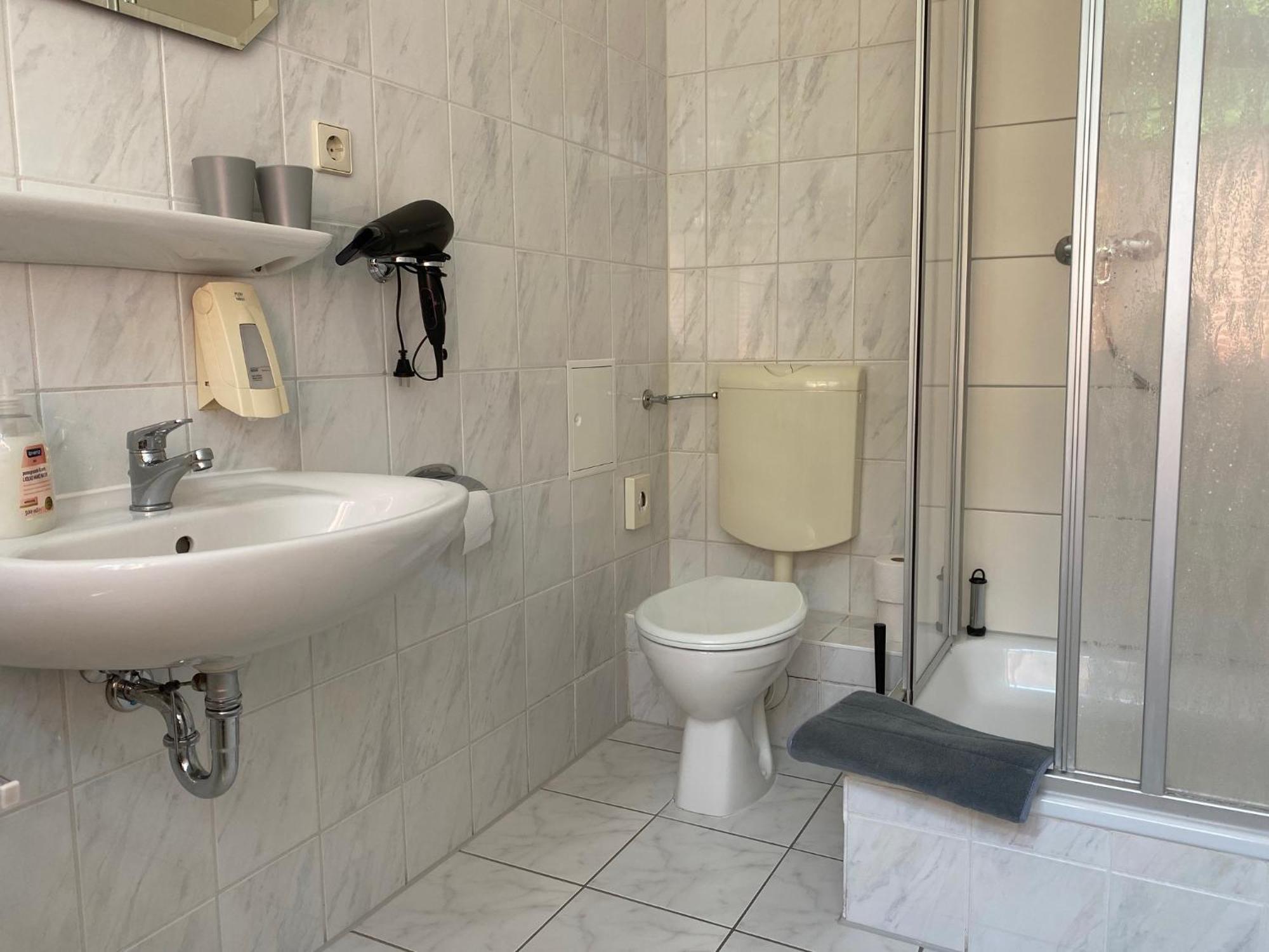 Deluxe Double Room Shower