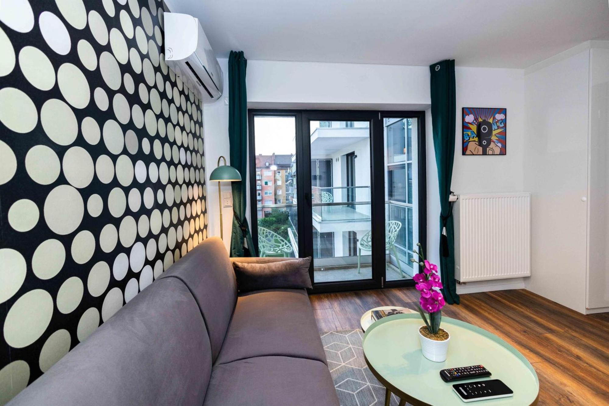 Deluxe One-Bedroom Apartment Balcony