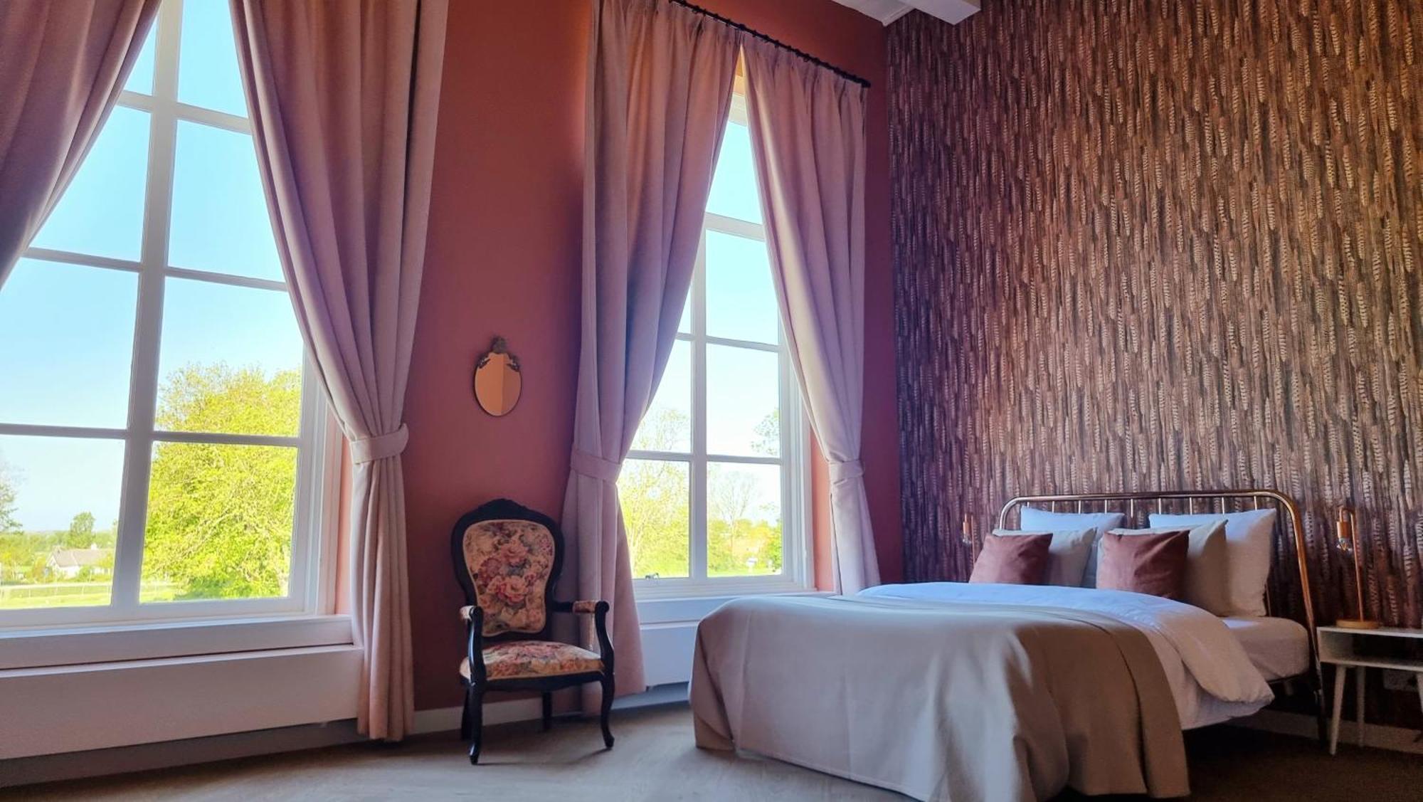 Deluxe Queen Room,1593939489:JPEG