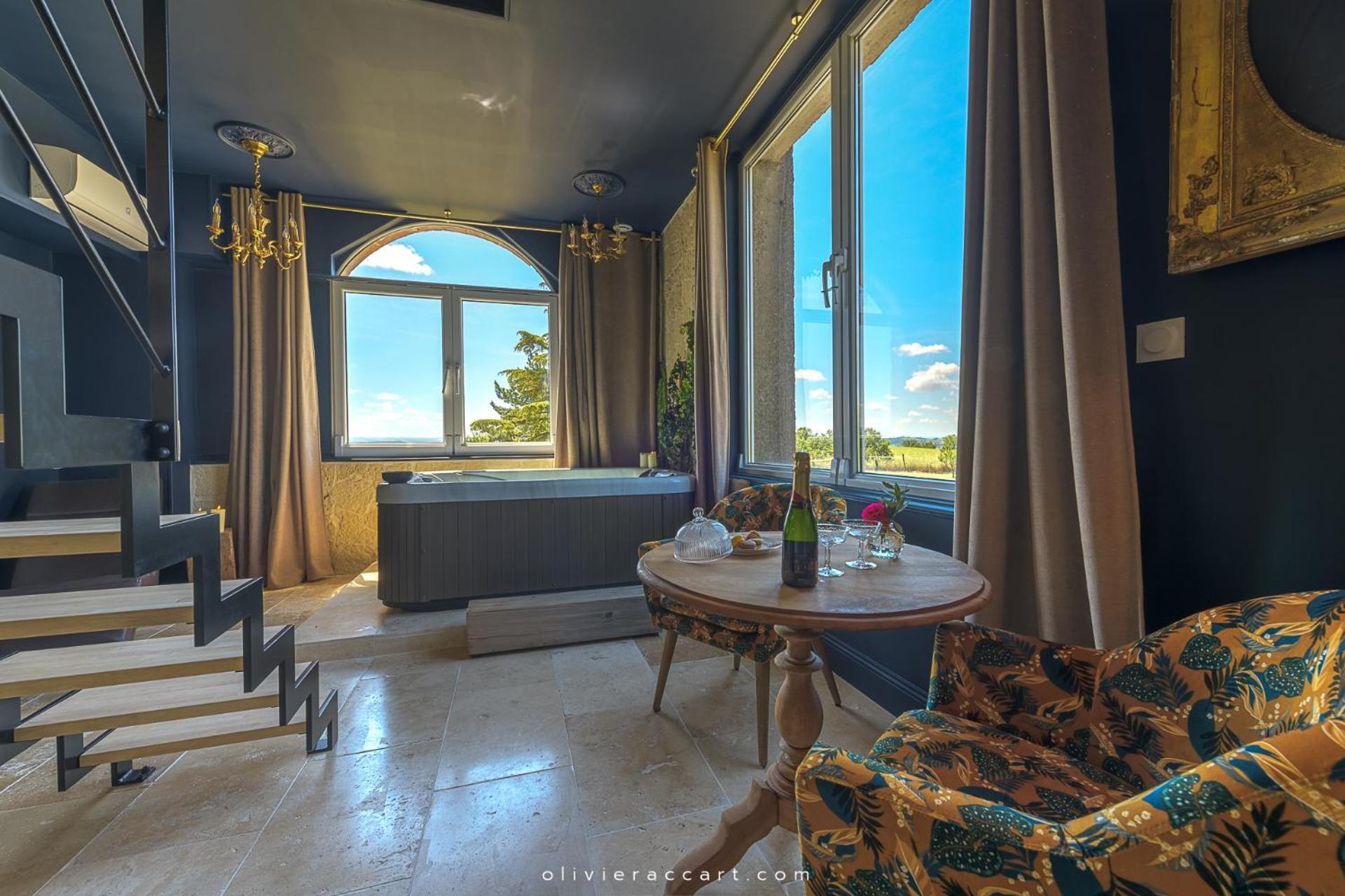 Suite Hot Tub,1594775792:JPEG