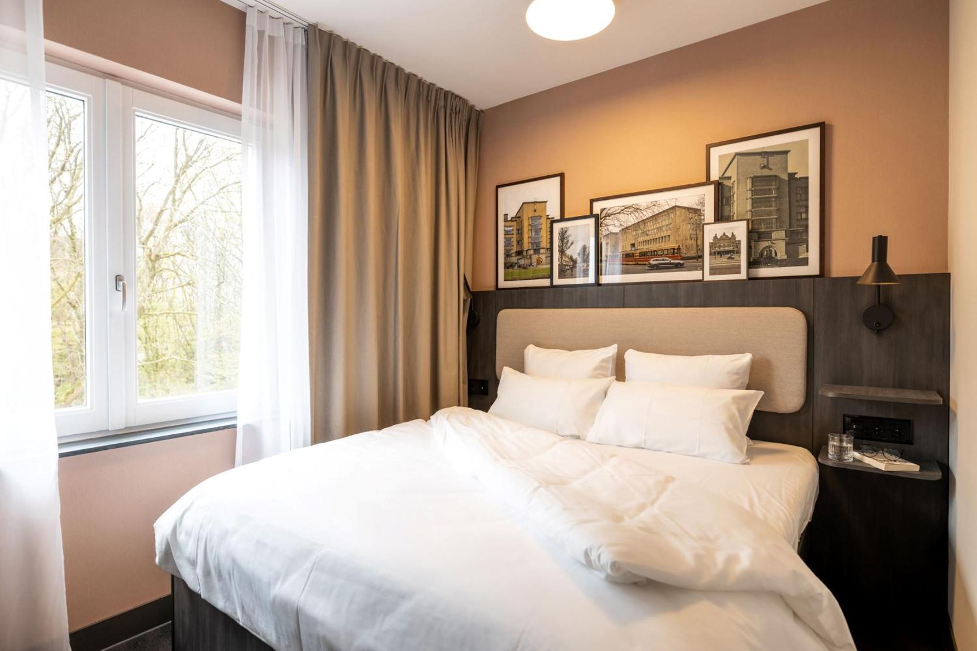 One-Bedroom Apartment Balcony,1594787491:JPEG