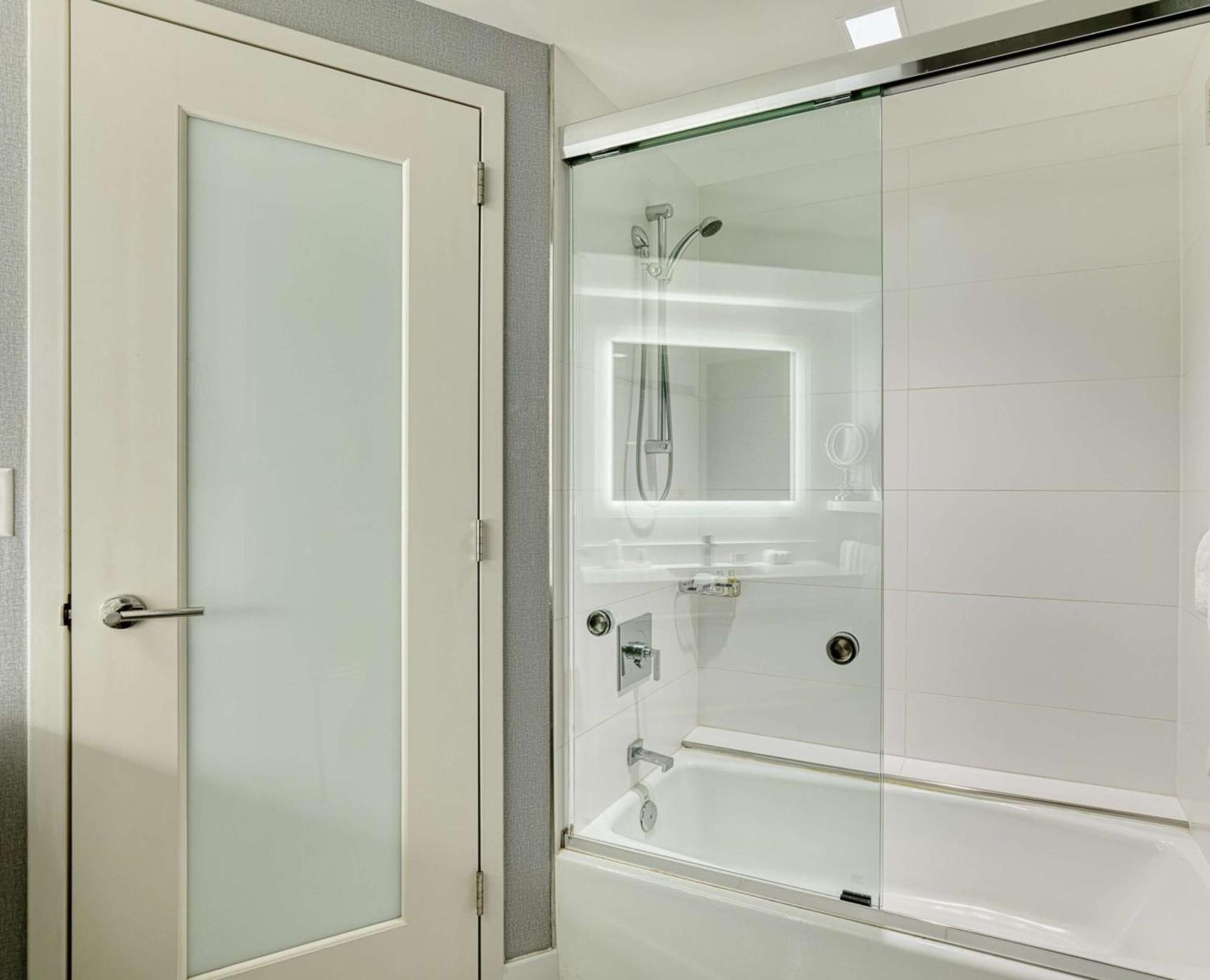 Deluxe King Mobility Accessible Tub