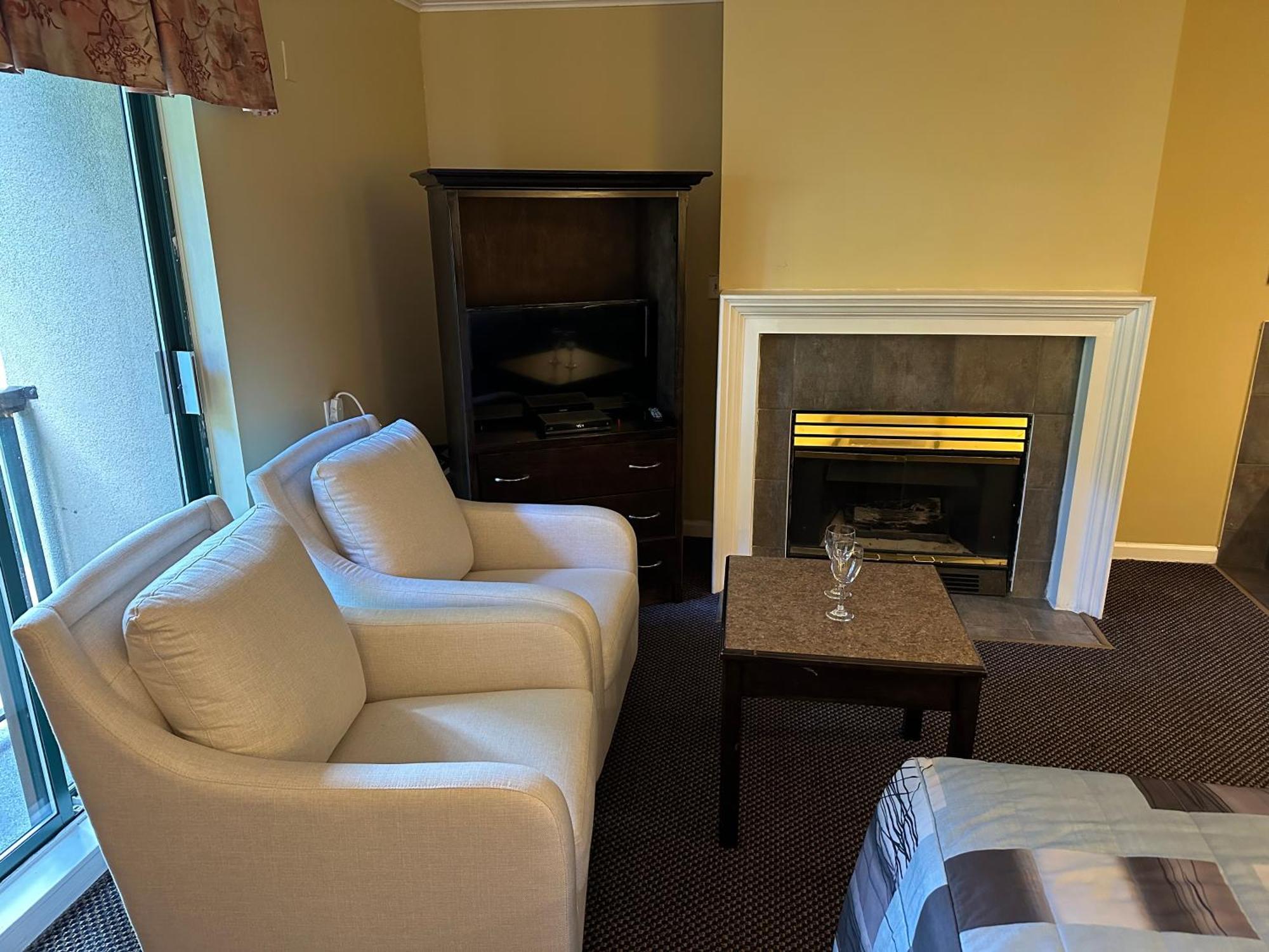 Suite Hot Tub,1595405261:JPEG