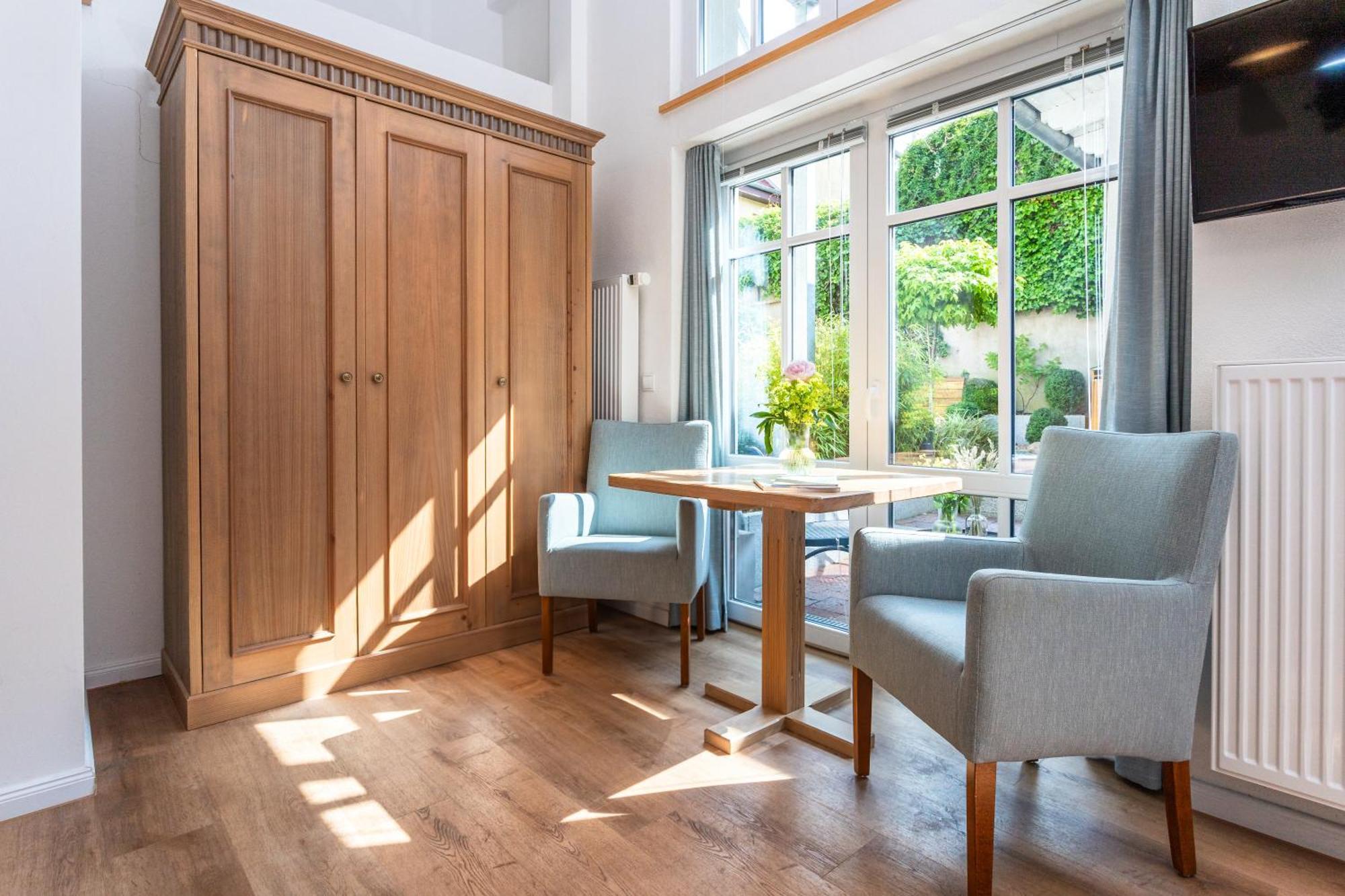 Classic 1-Room Apartment