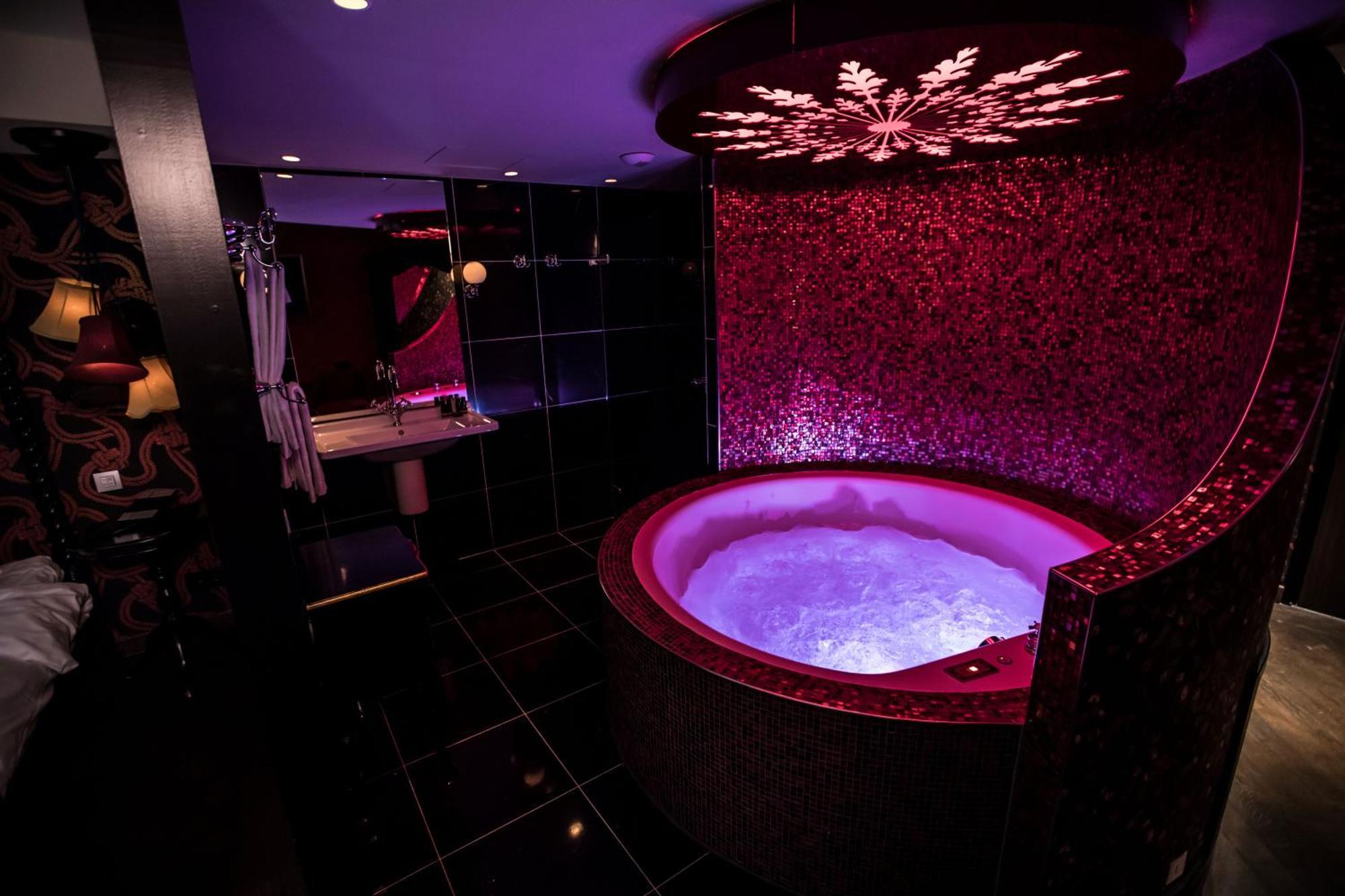 One-Bedroom Suite Spa Bath Paris