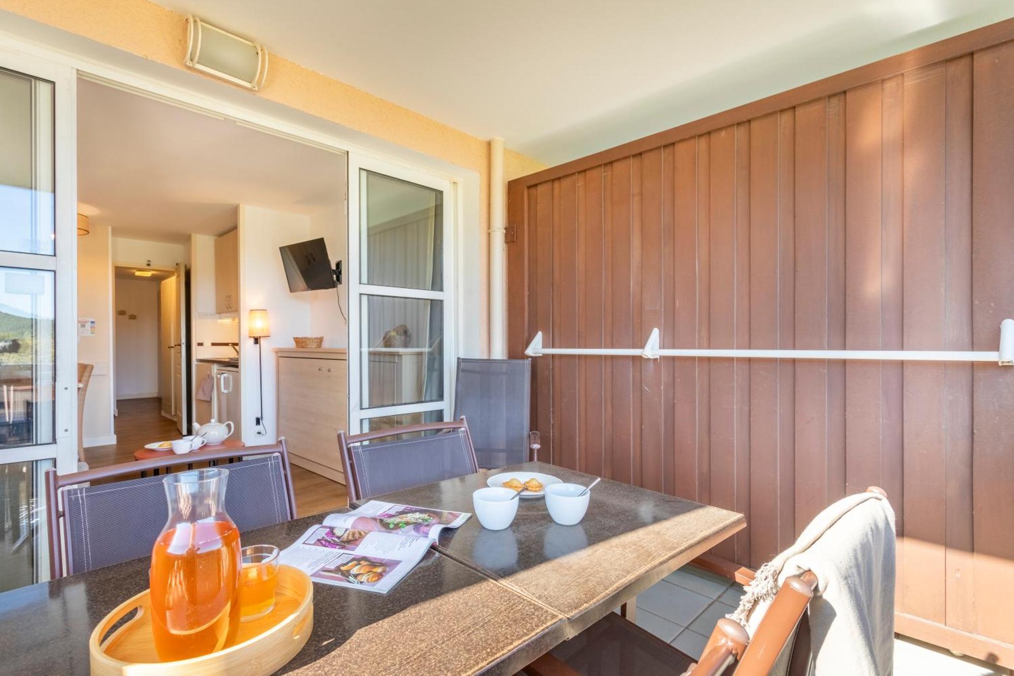 One-Bedroom Apartment Air Conditioning Terrace