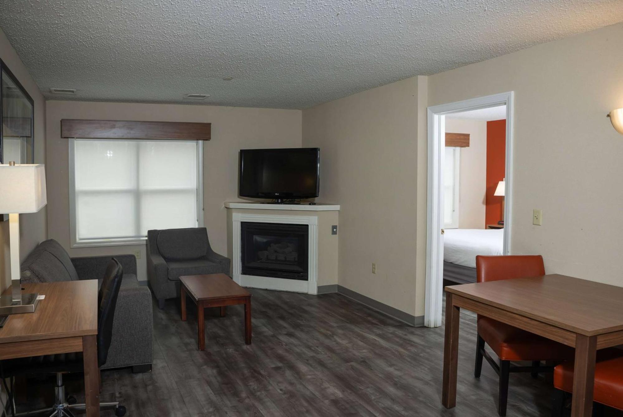 One-Bedroom Deluxe Queen Suite Non-Smoking