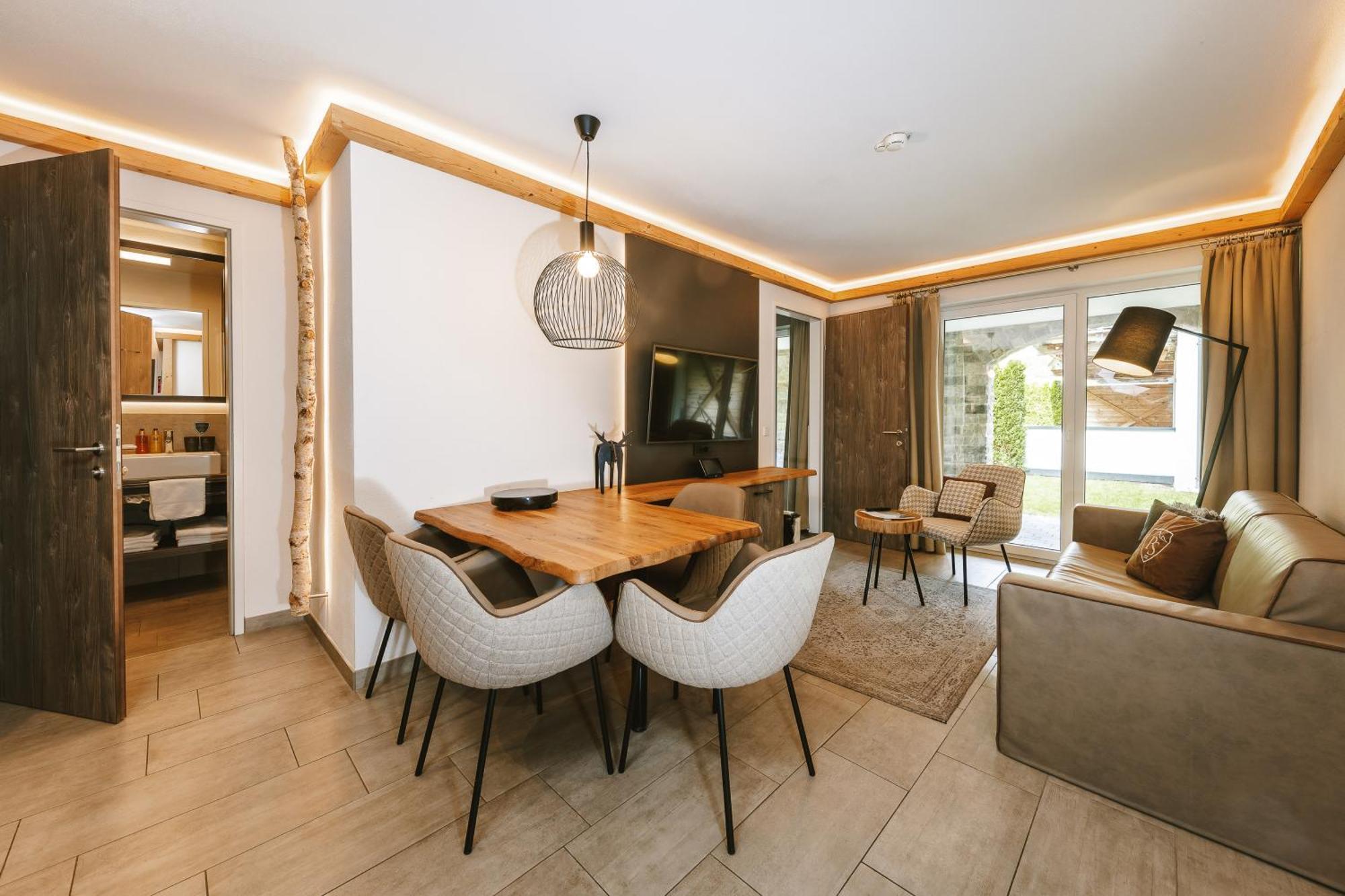 One-Bedroom Suite,1596095624:JPEG