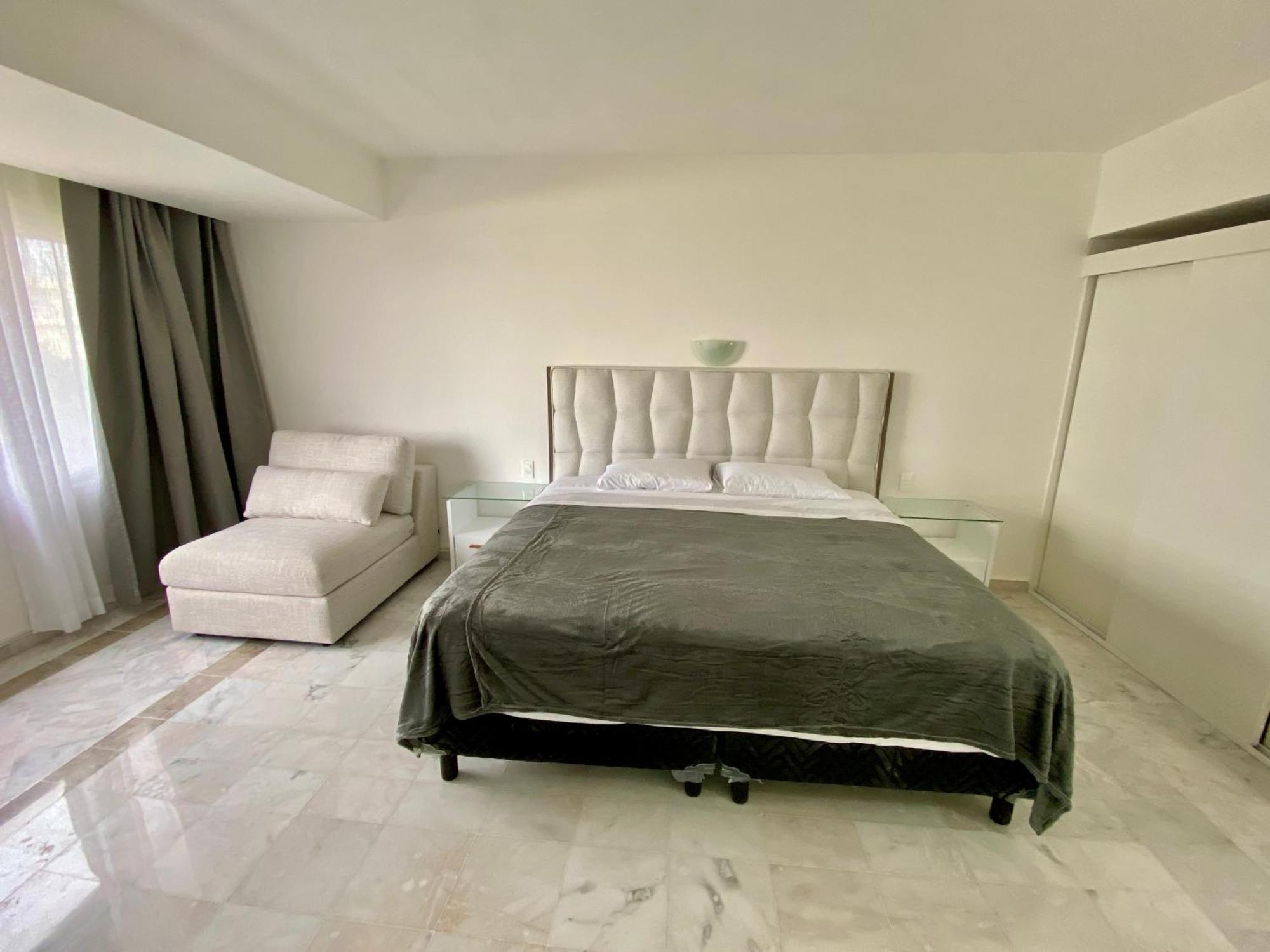 Deluxe King Suite