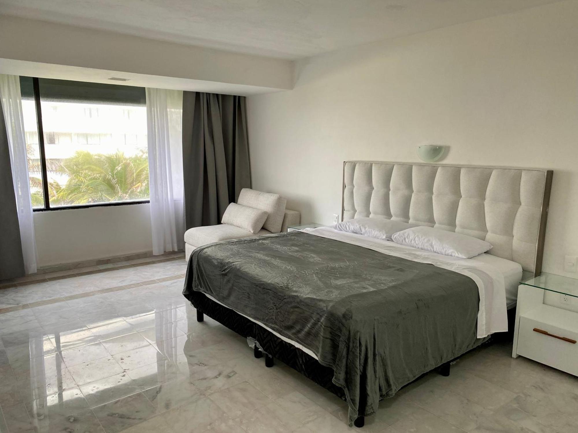 Deluxe King Suite