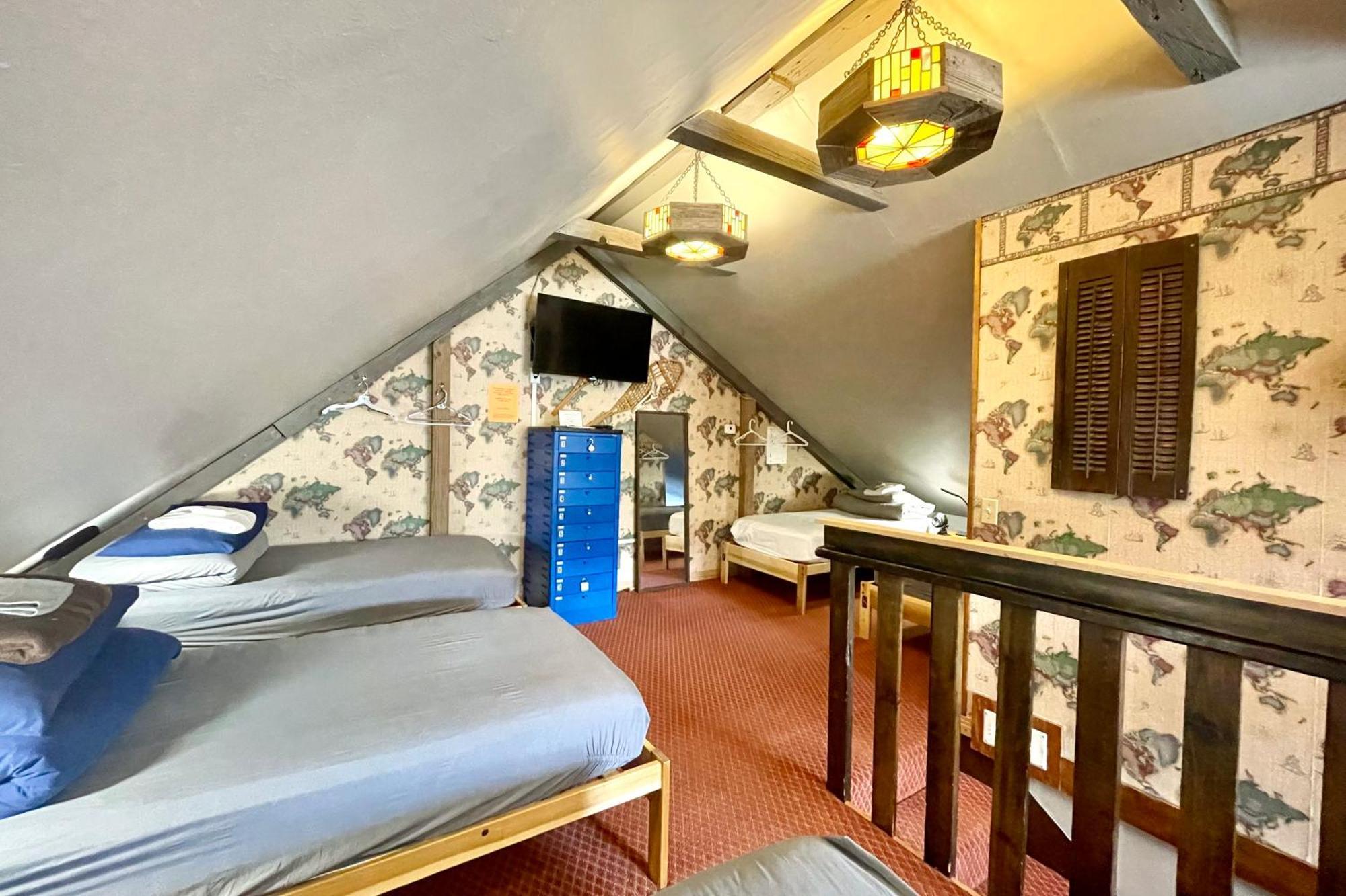 Bed 8-Bed Mixed Dormitory Room