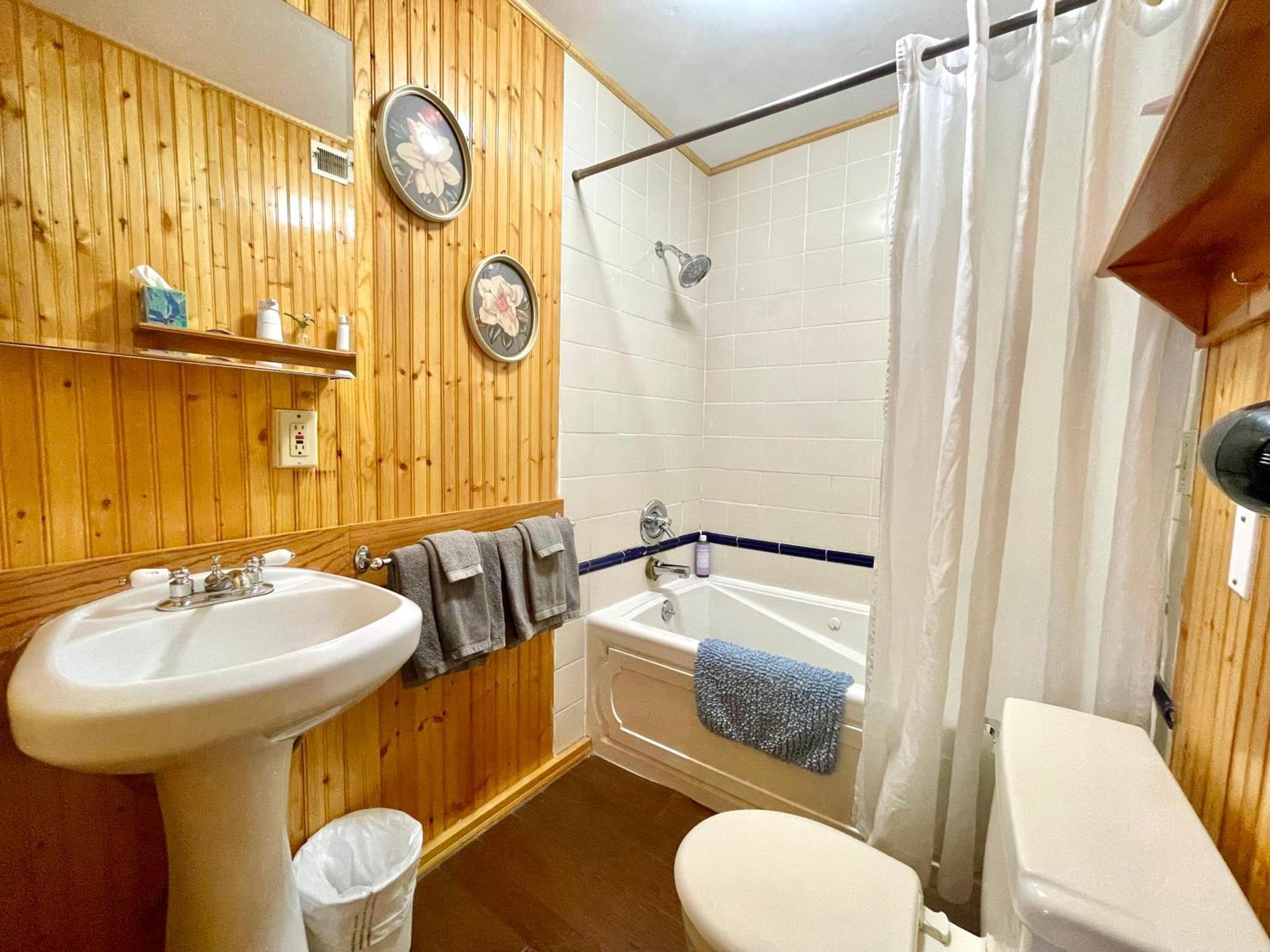 Queen Room Spa Bath