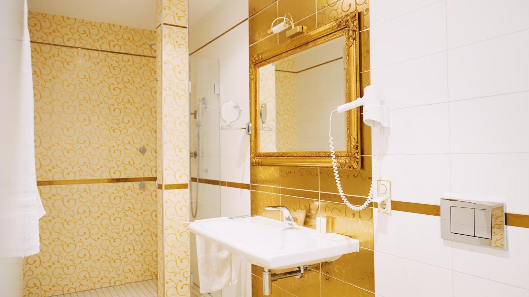 Deluxe King Suite