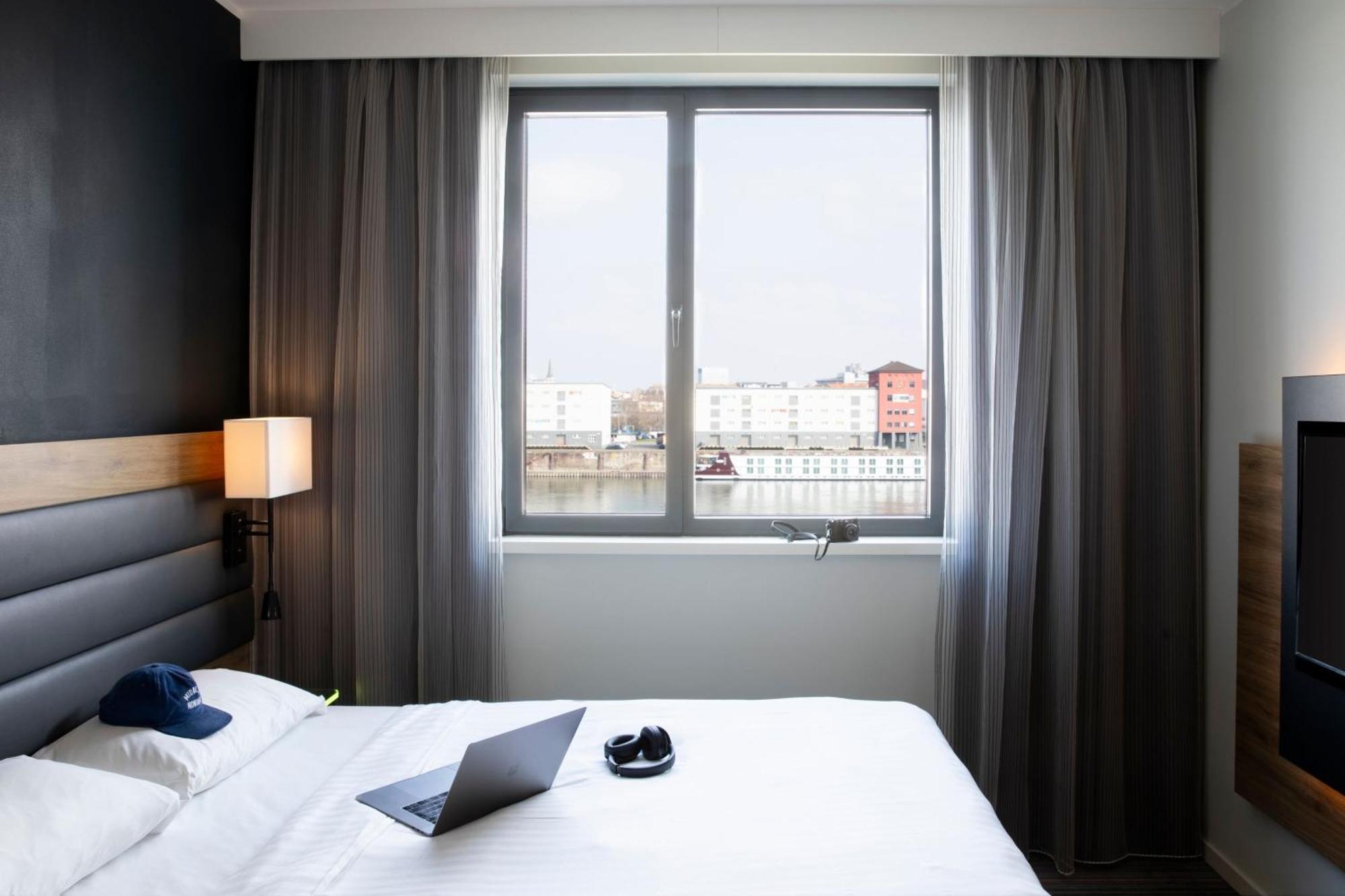 Moxy Sleeper Guest room 1 Queen