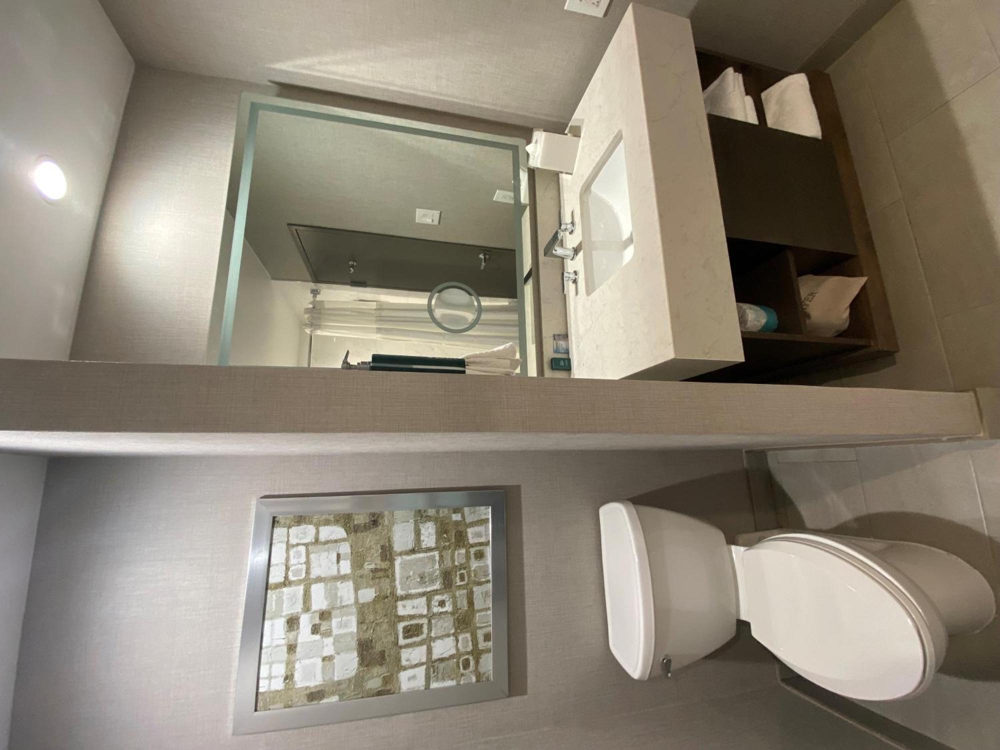 Queen Room Two Queen Beds Bath Tub Mobility Accessible