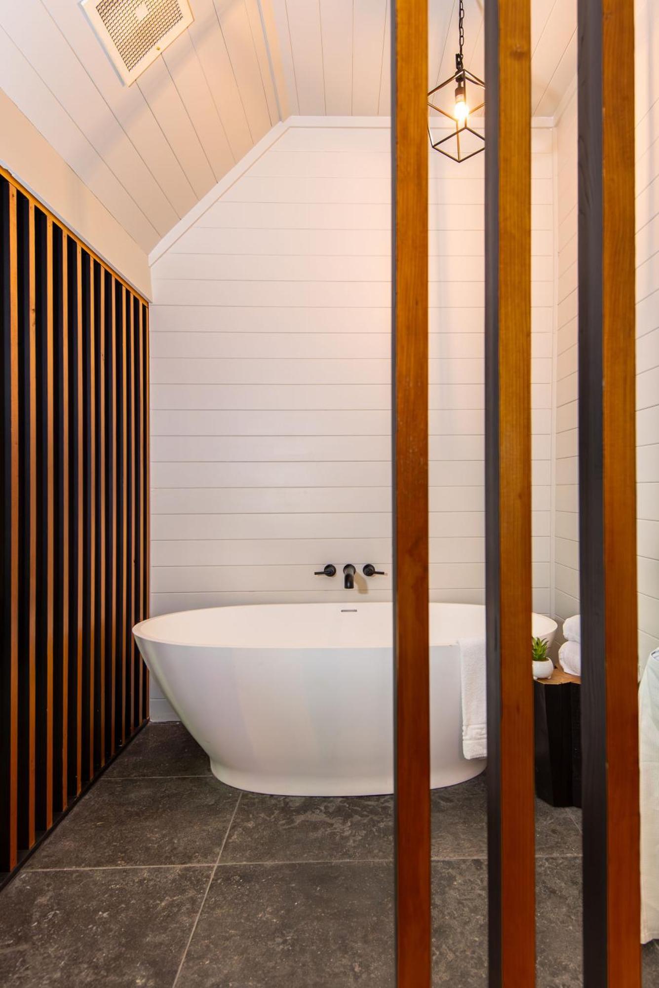 Majestic Glen Fireplace Soaking Tub,1598404818:JPEG