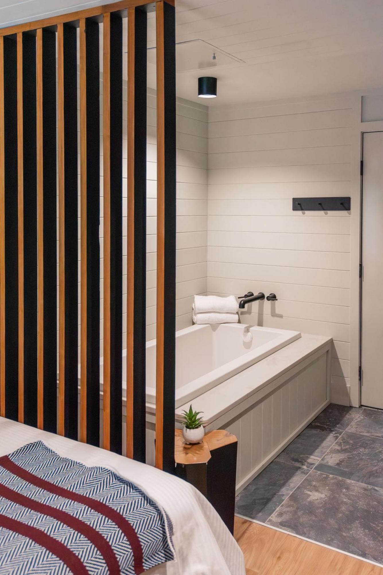 Majestic Glen Soaking Tub,1597557813:JPEG