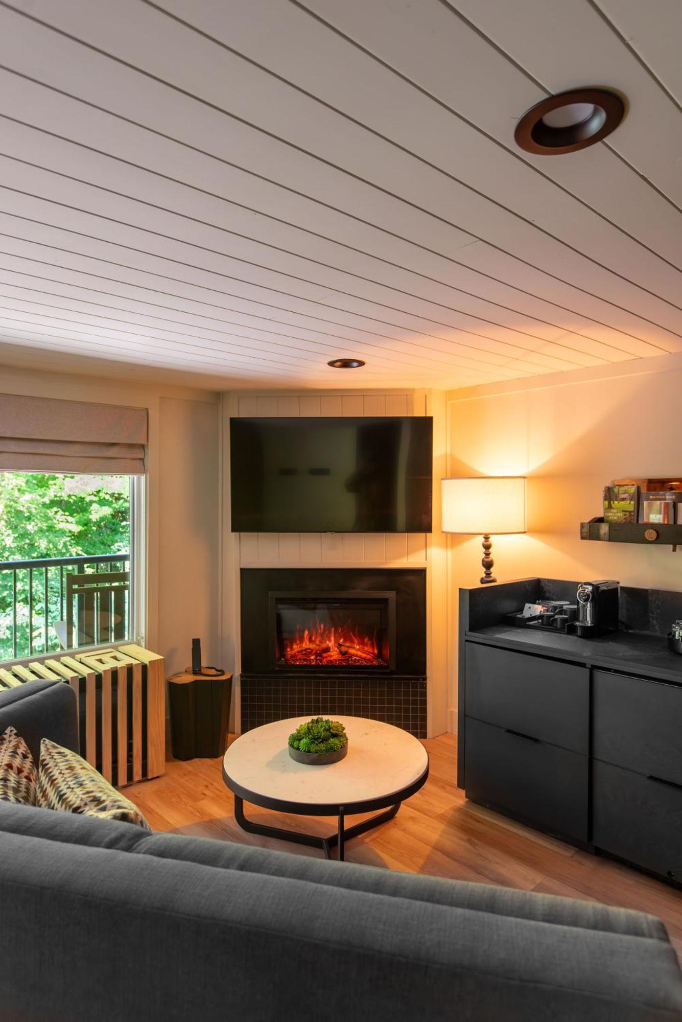 Majestic Glen Fireplace Soaking Tub