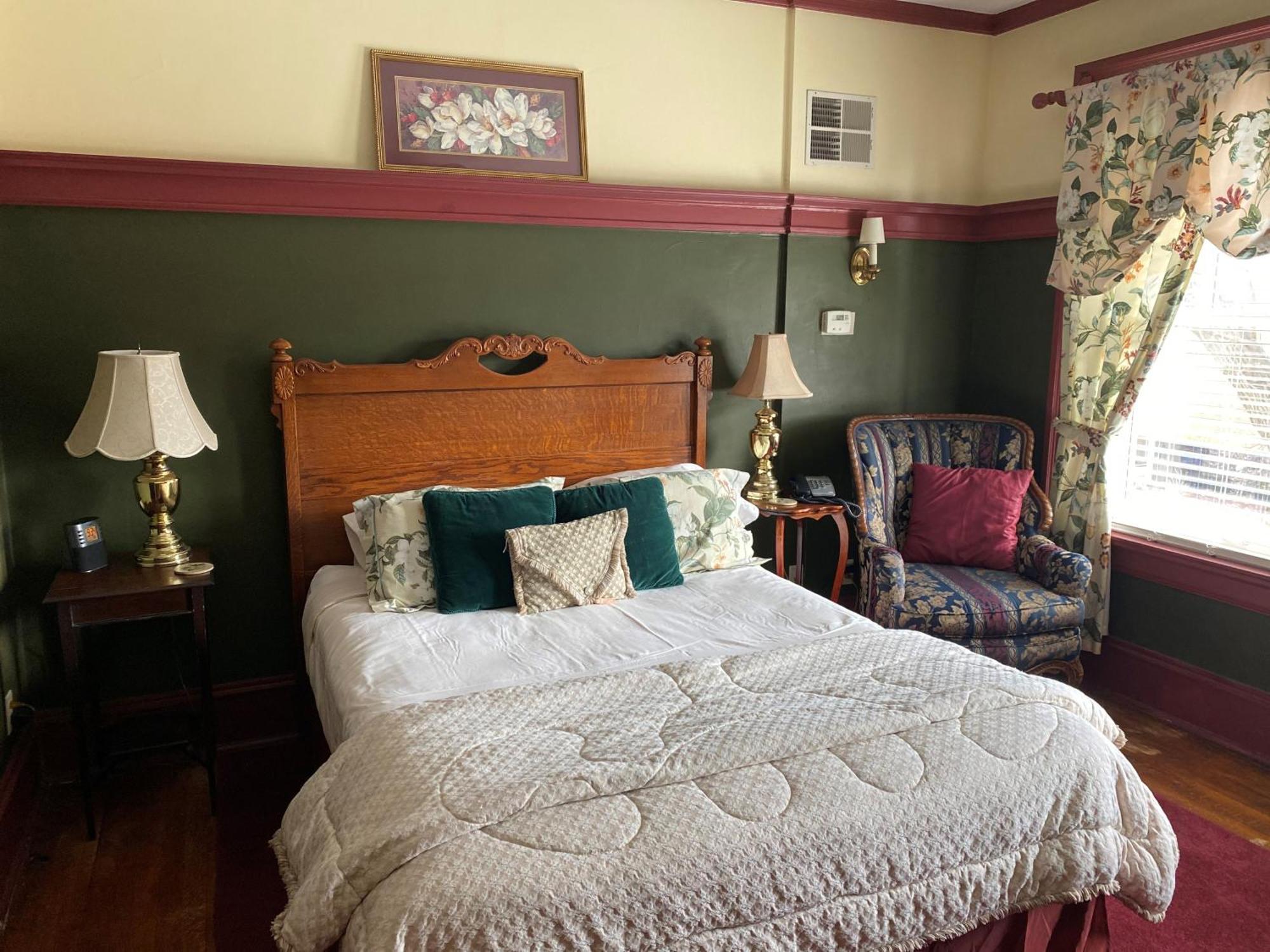 Standard Queen Room