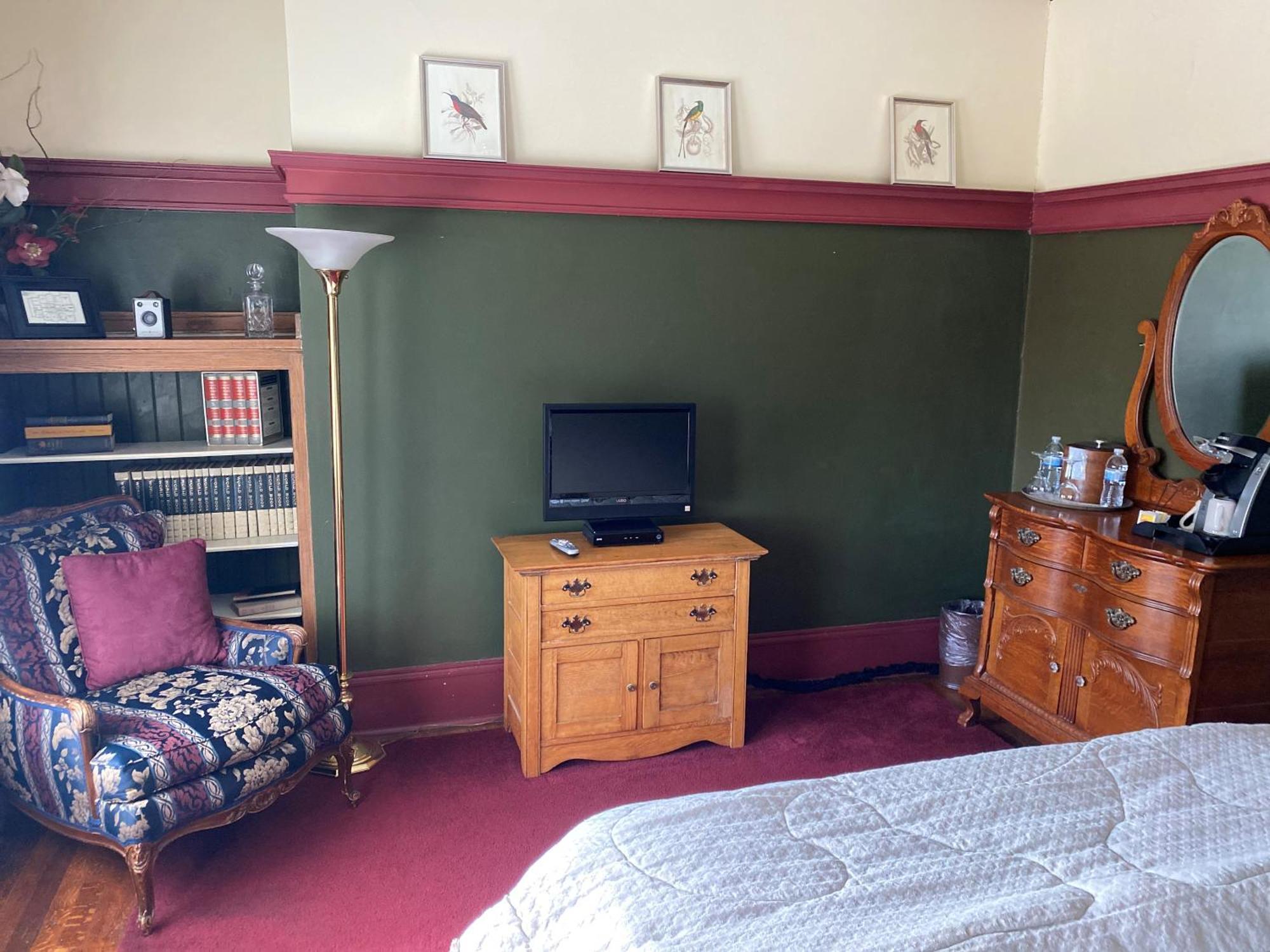 Standard Queen Room