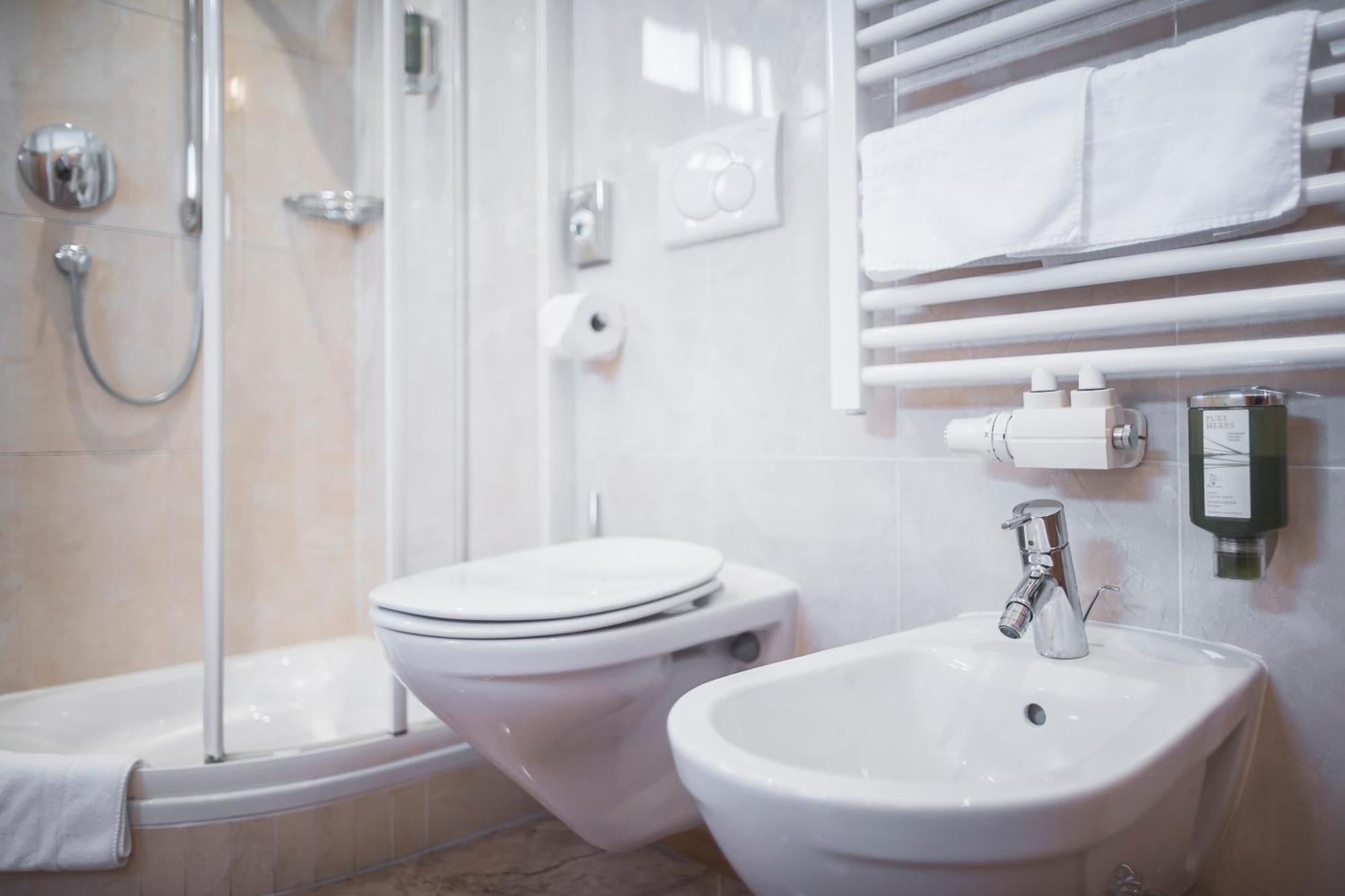 Classic Double Room Bathtub