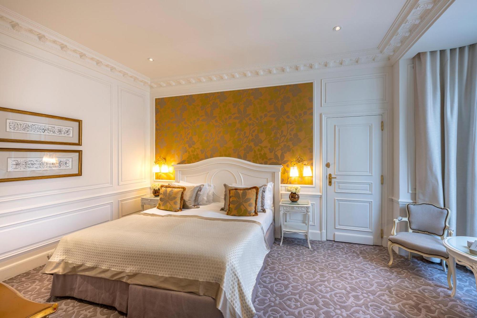 Superior King Room with City or Courtyard View,1598903289:JPEG