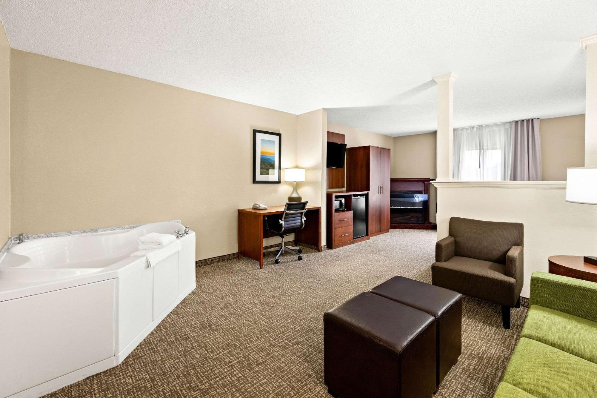 King Suite with Hot Tub- Non-Smoking