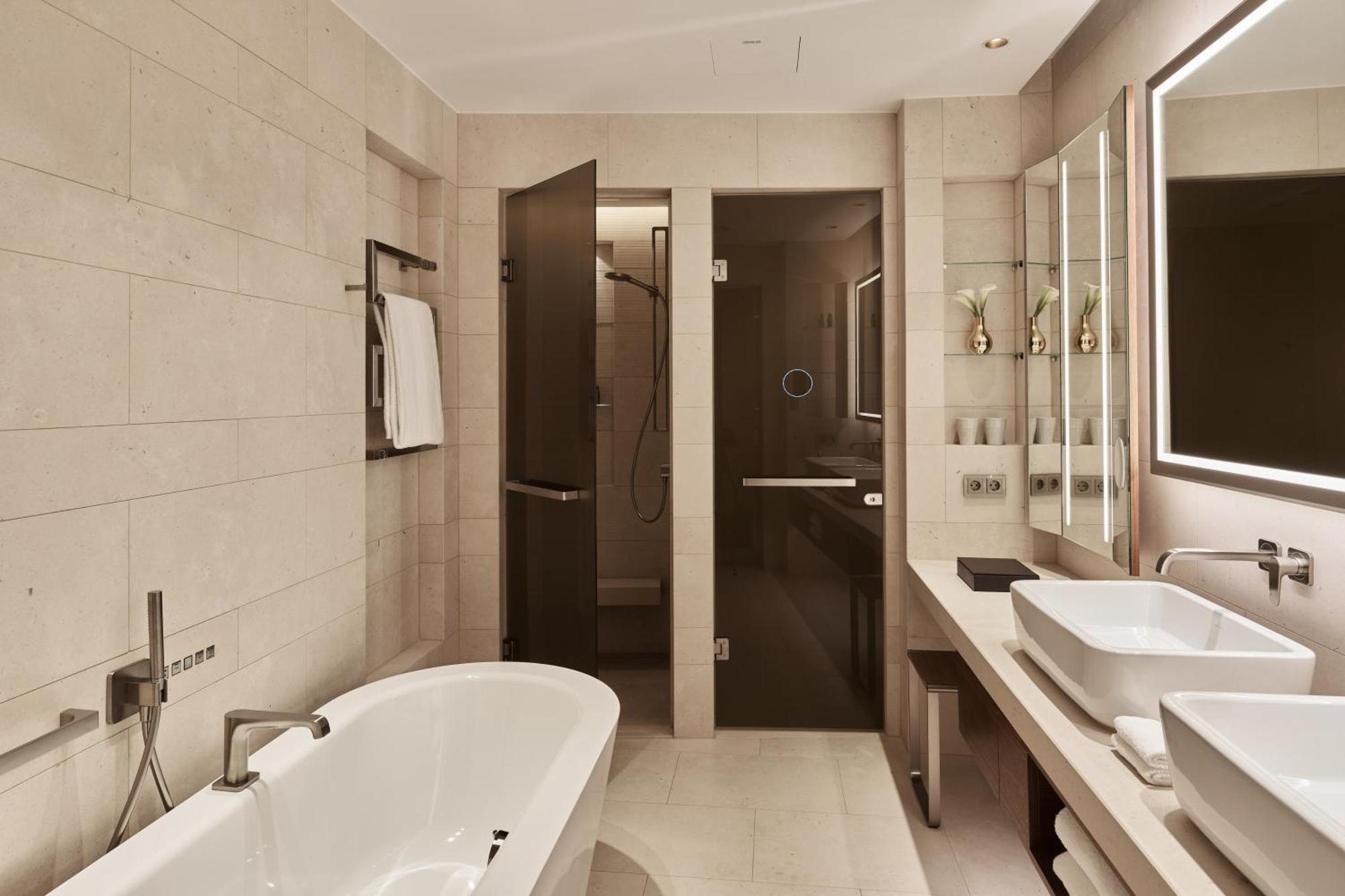 Executive Suite,1599686949:JPEG