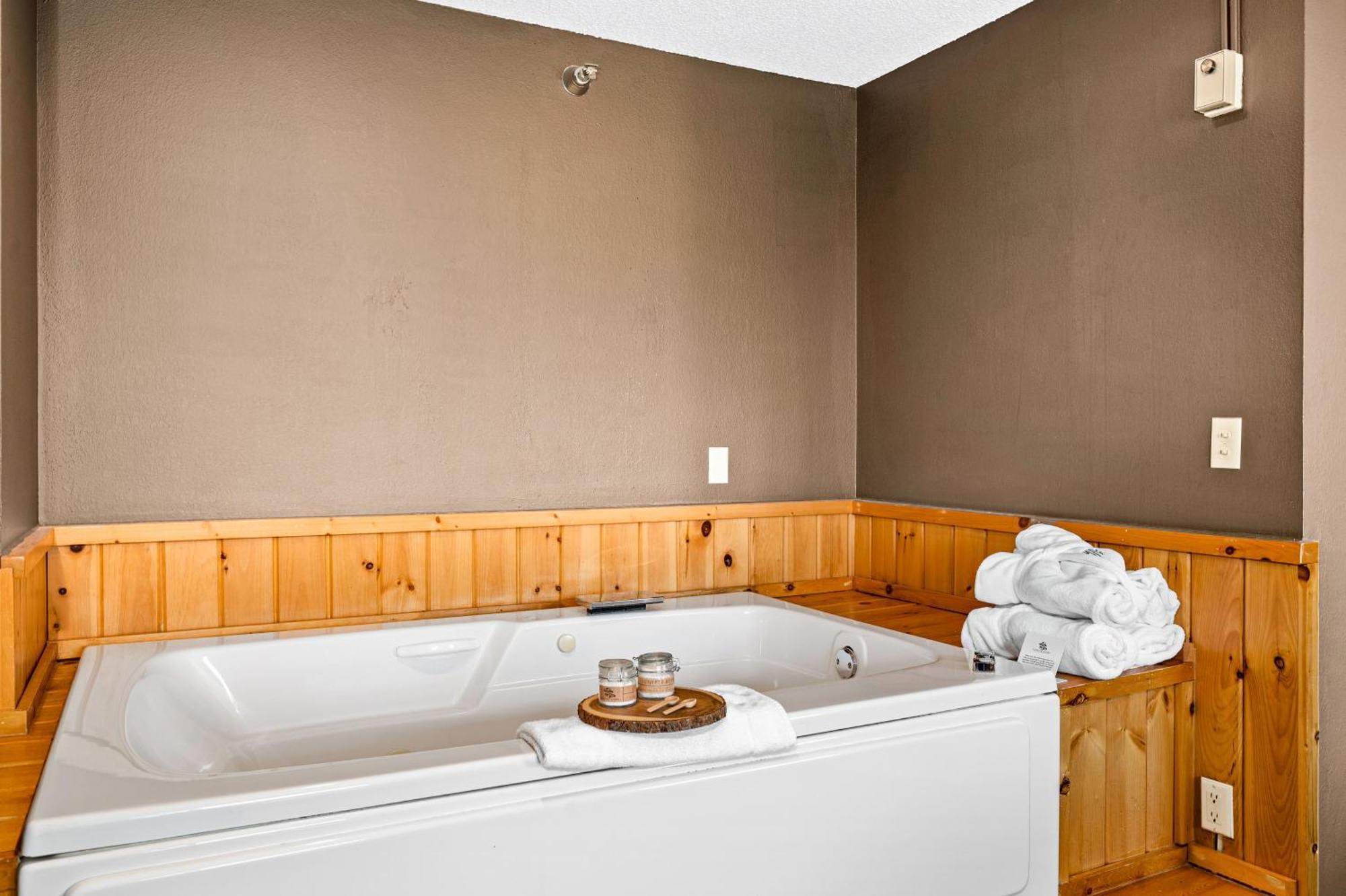 King Whirlpool Spa Guest Room