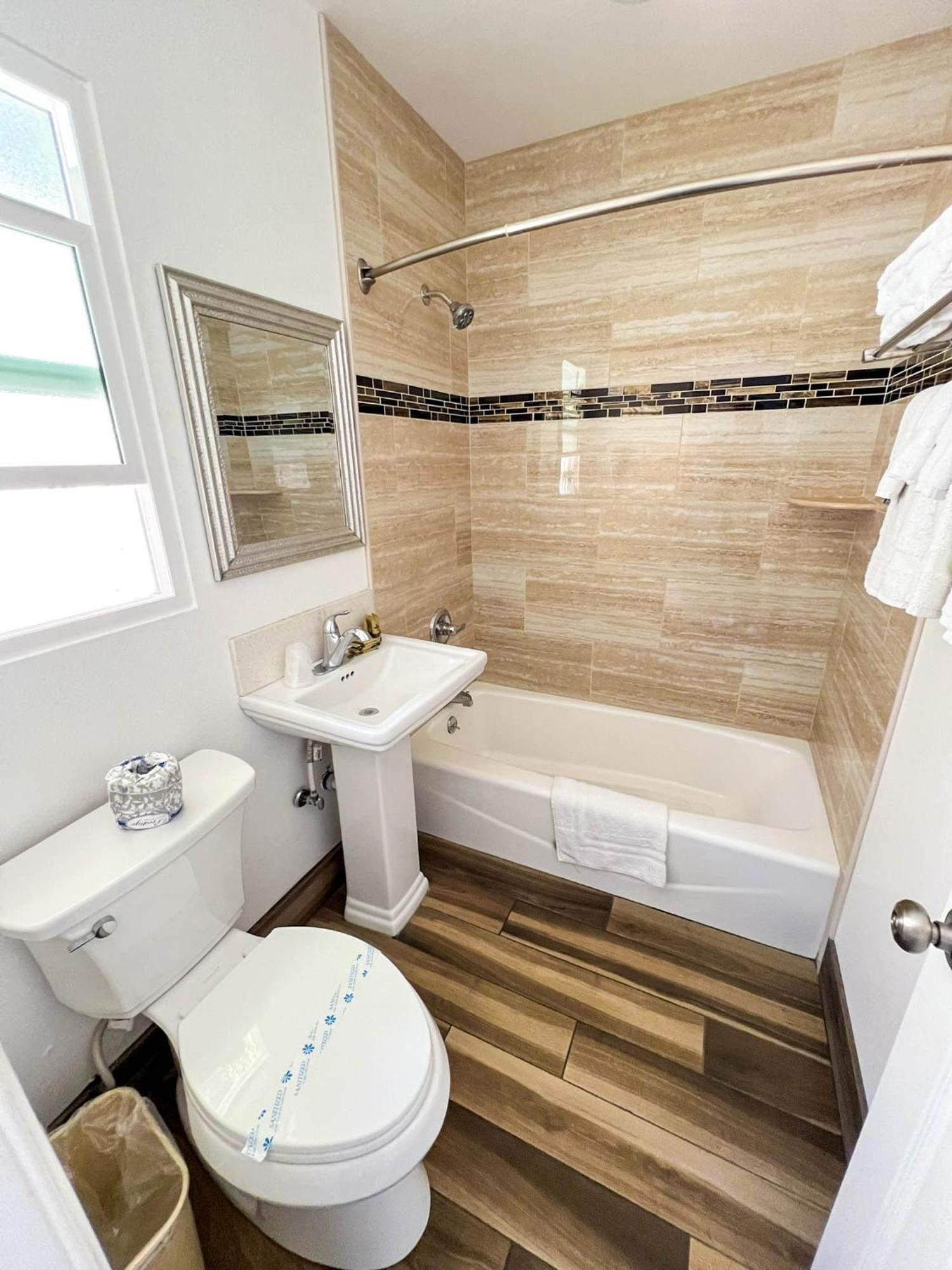 Deluxe Queen Suite