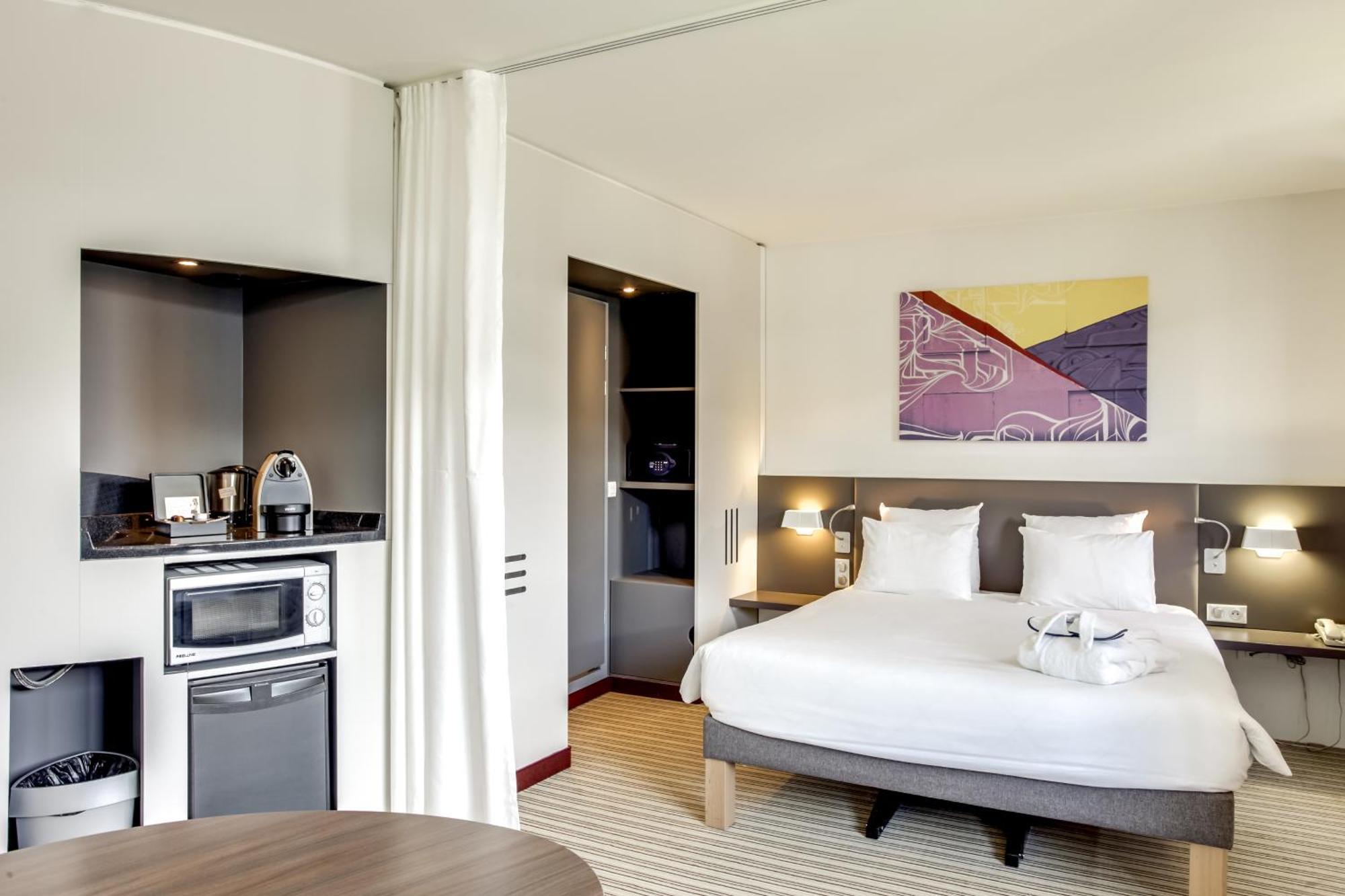 Executive Suite One Double Bed One Single Sofa Bed