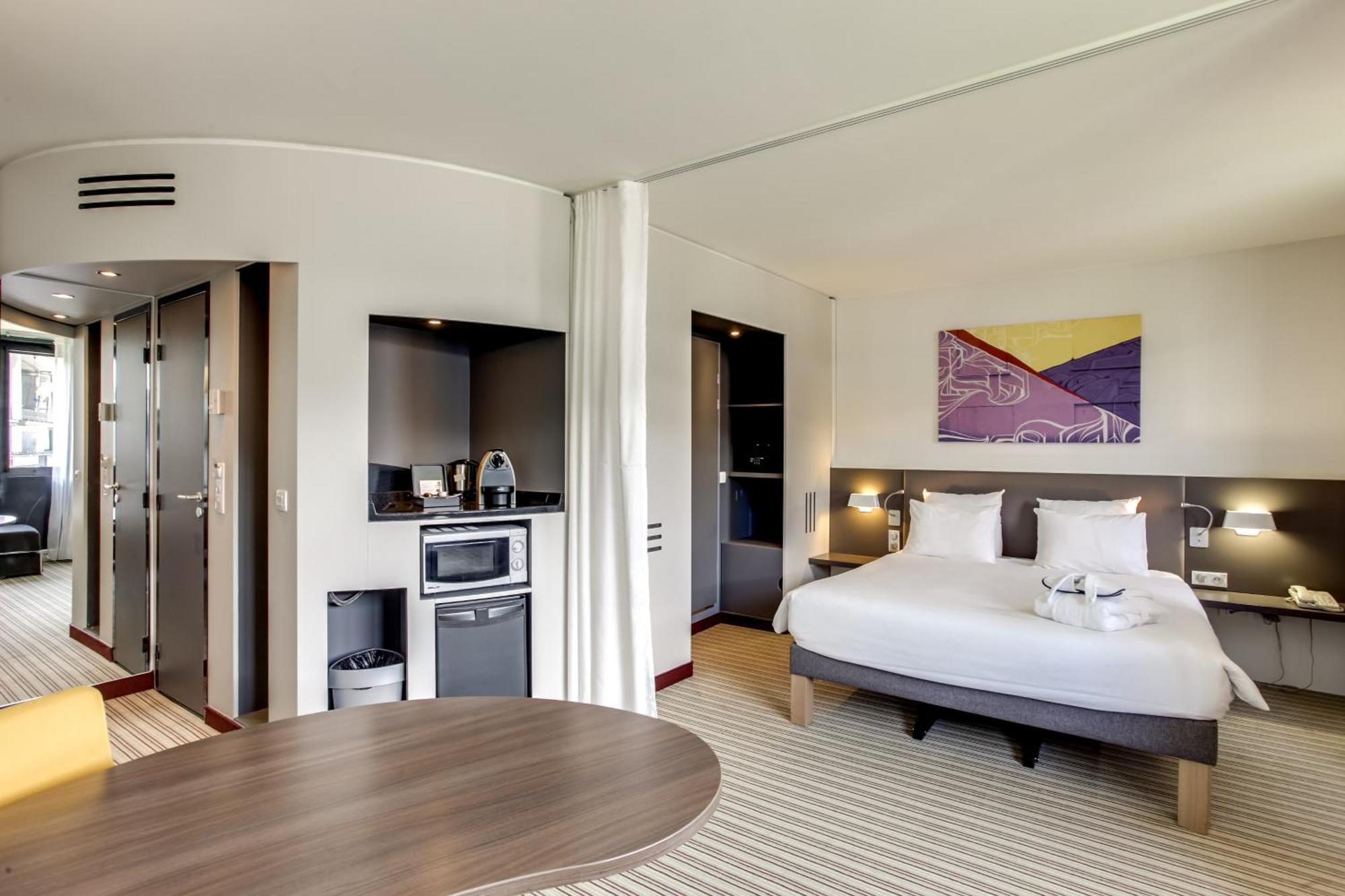 Executive Suite One Double Bed One Single Sofa Bed