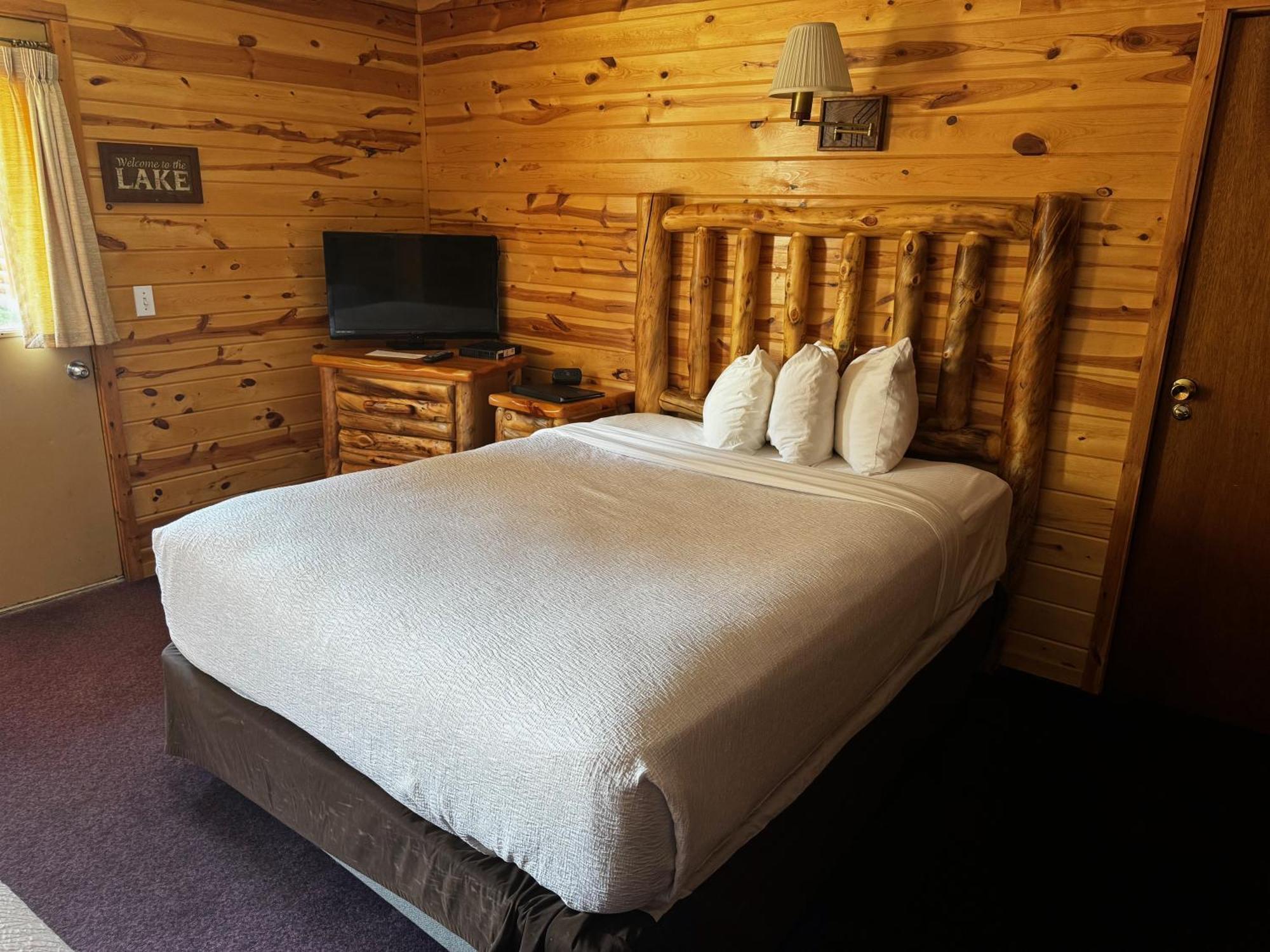 Chalet Two Queen Beds,1600569379:JPEG