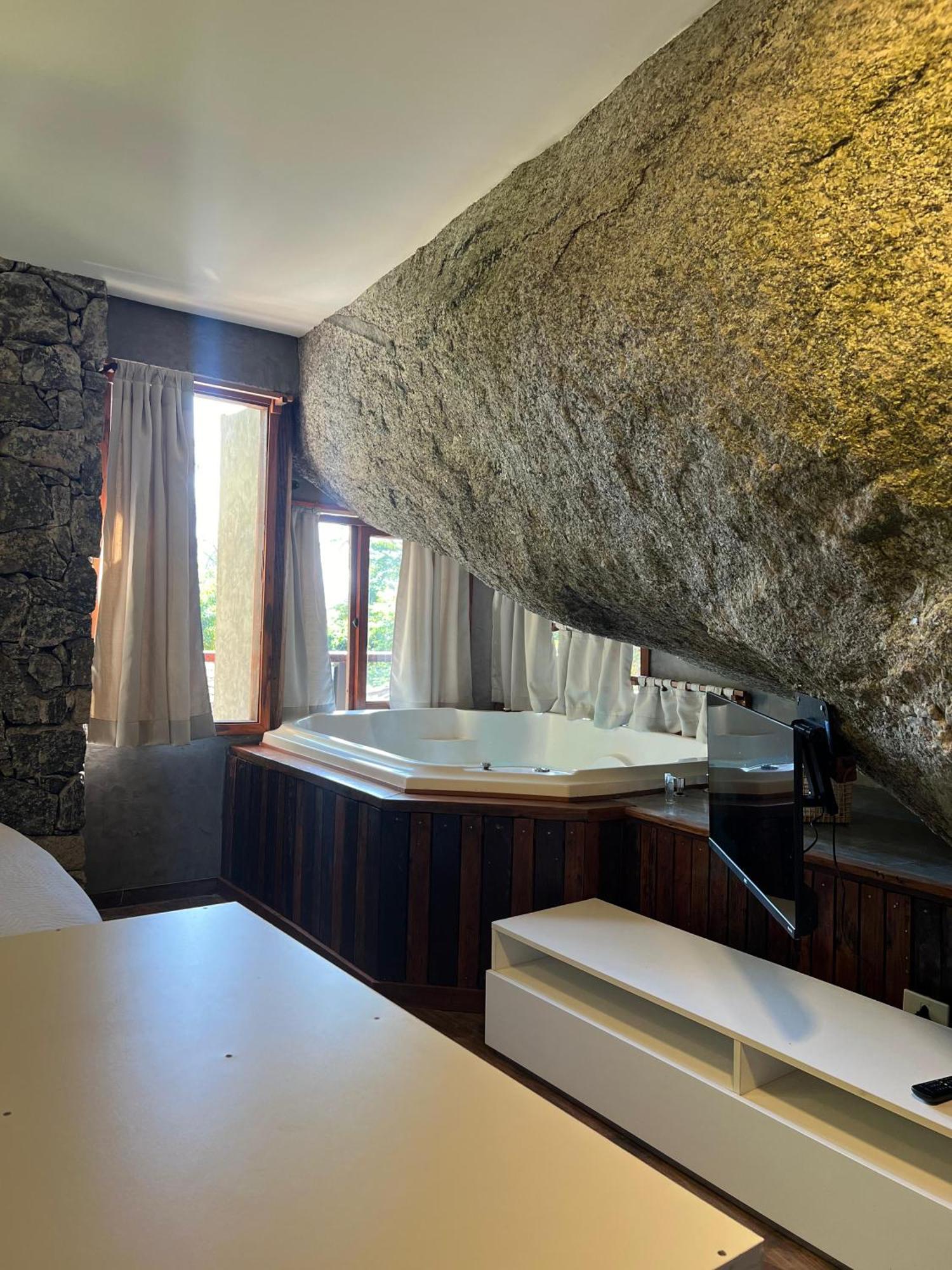 Deluxe Double Room Bath