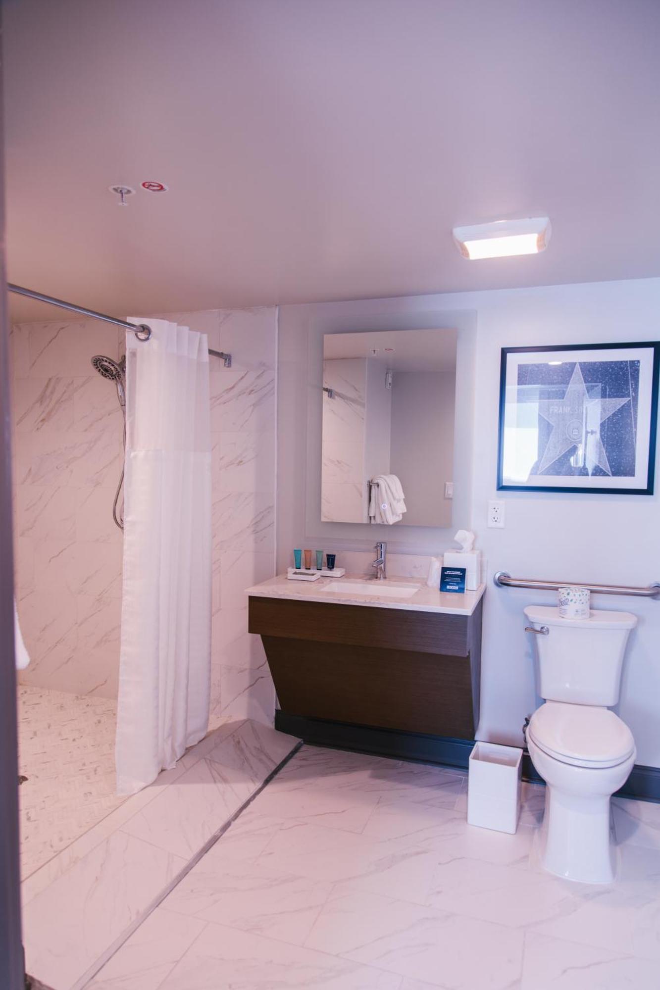 Queen Deluxe Accessible Suite