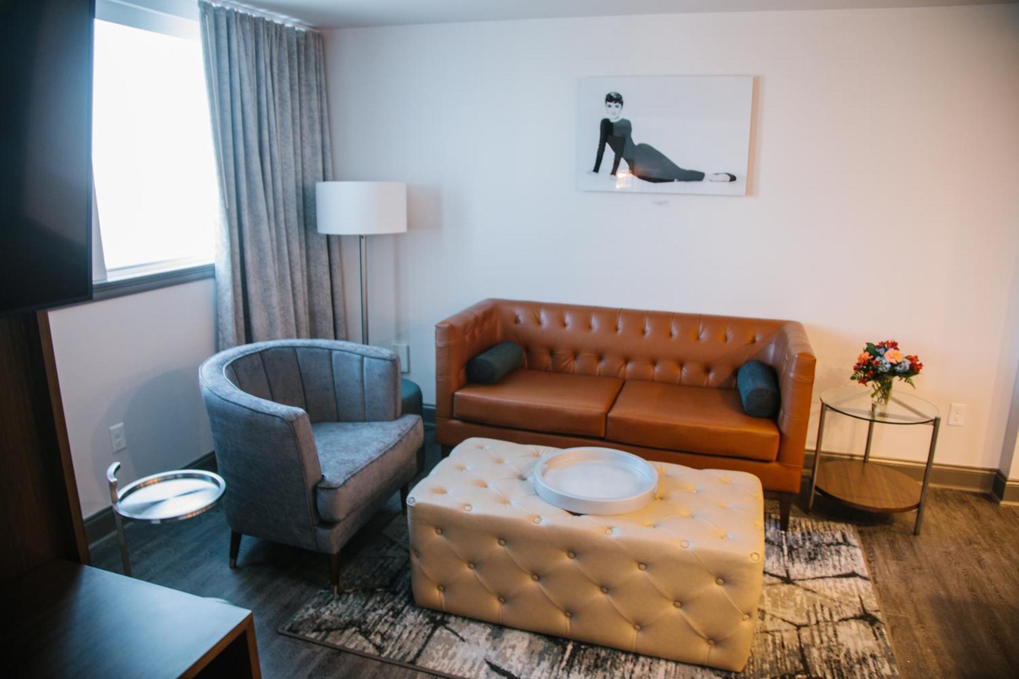 Queen Deluxe Accessible Suite