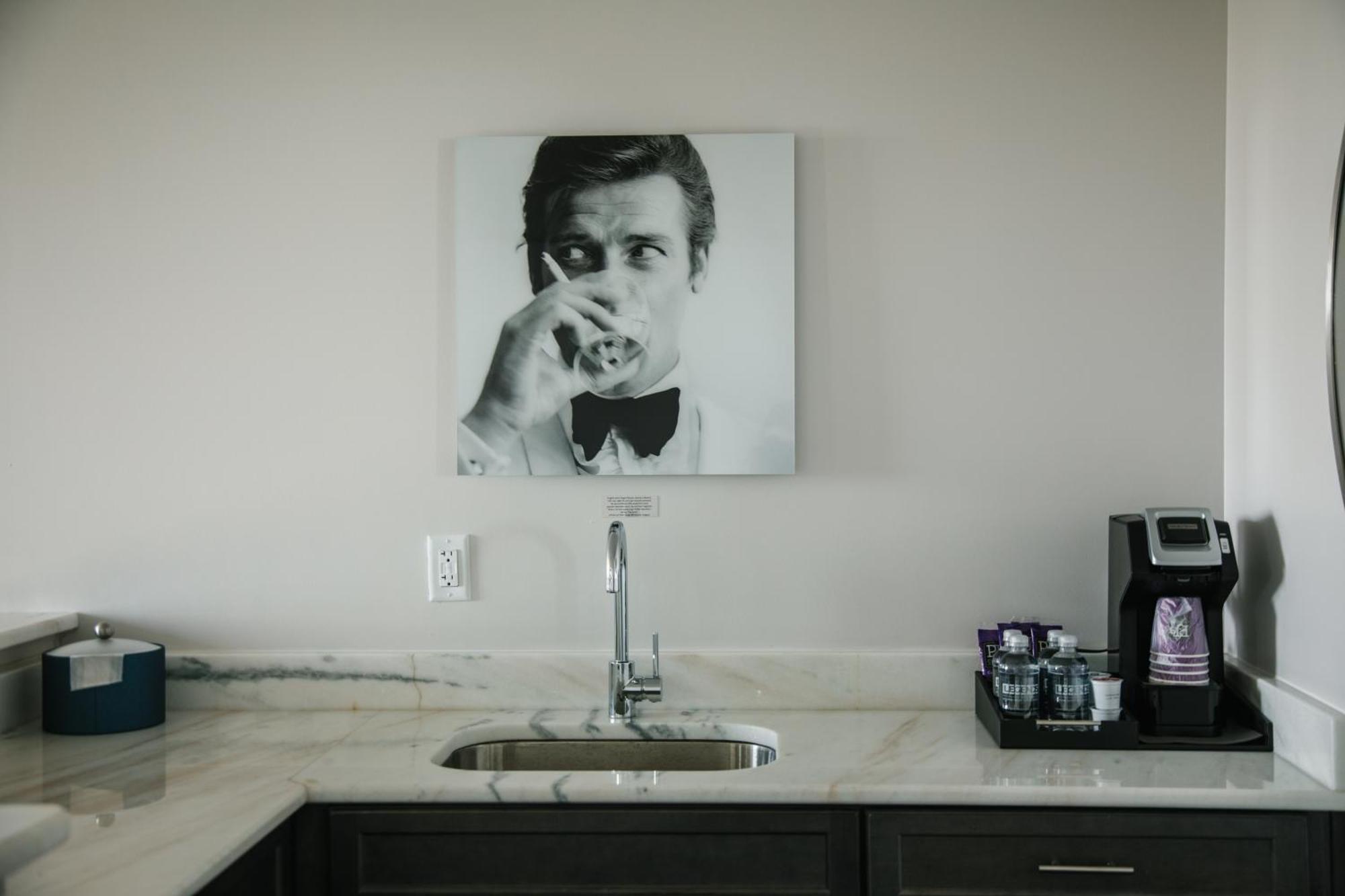 Queen Deluxe Accessible Suite