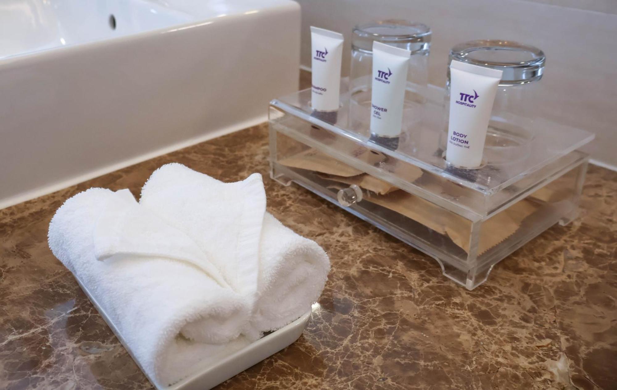 King Room Balcony Roll Shower Mobility Hearing Accessible