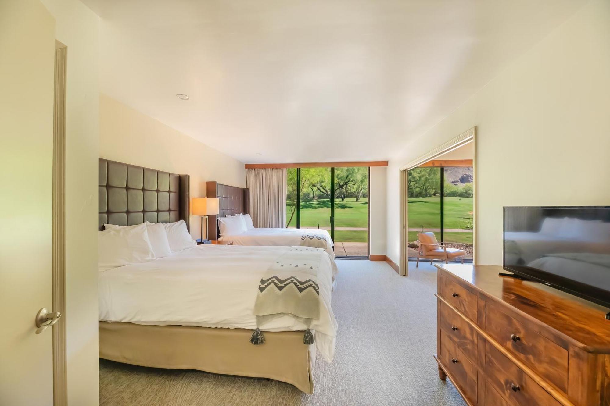 Deluxe Queen Suite