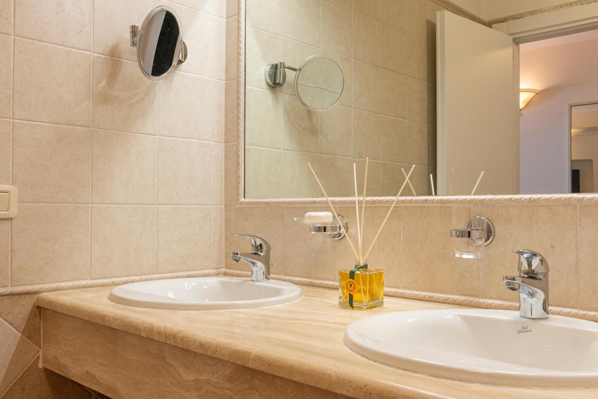 Deluxe Double Room with Balcony and Sea View,1602325887:JPEG