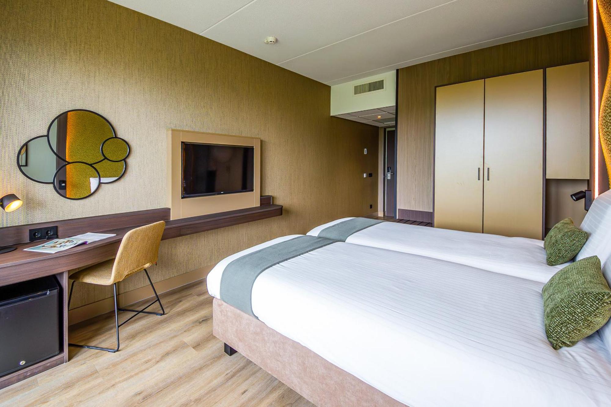Landside Room