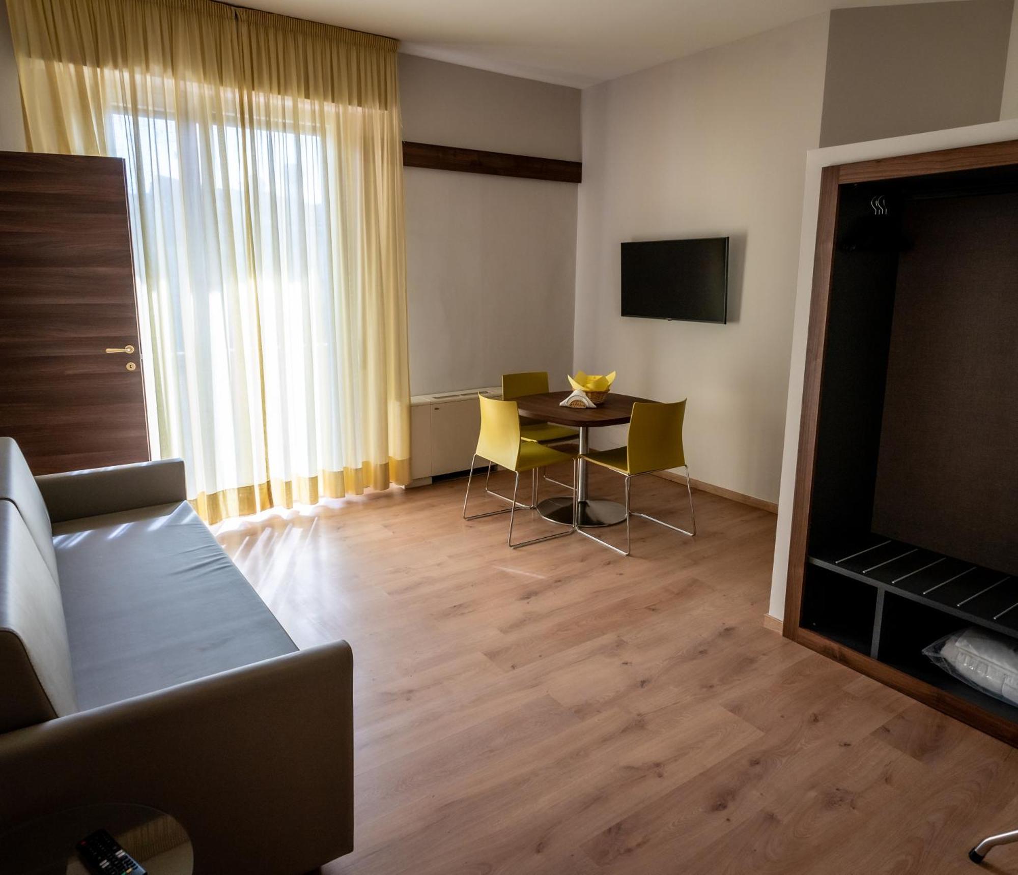 One-Bedroom Apartment Sofa Bed