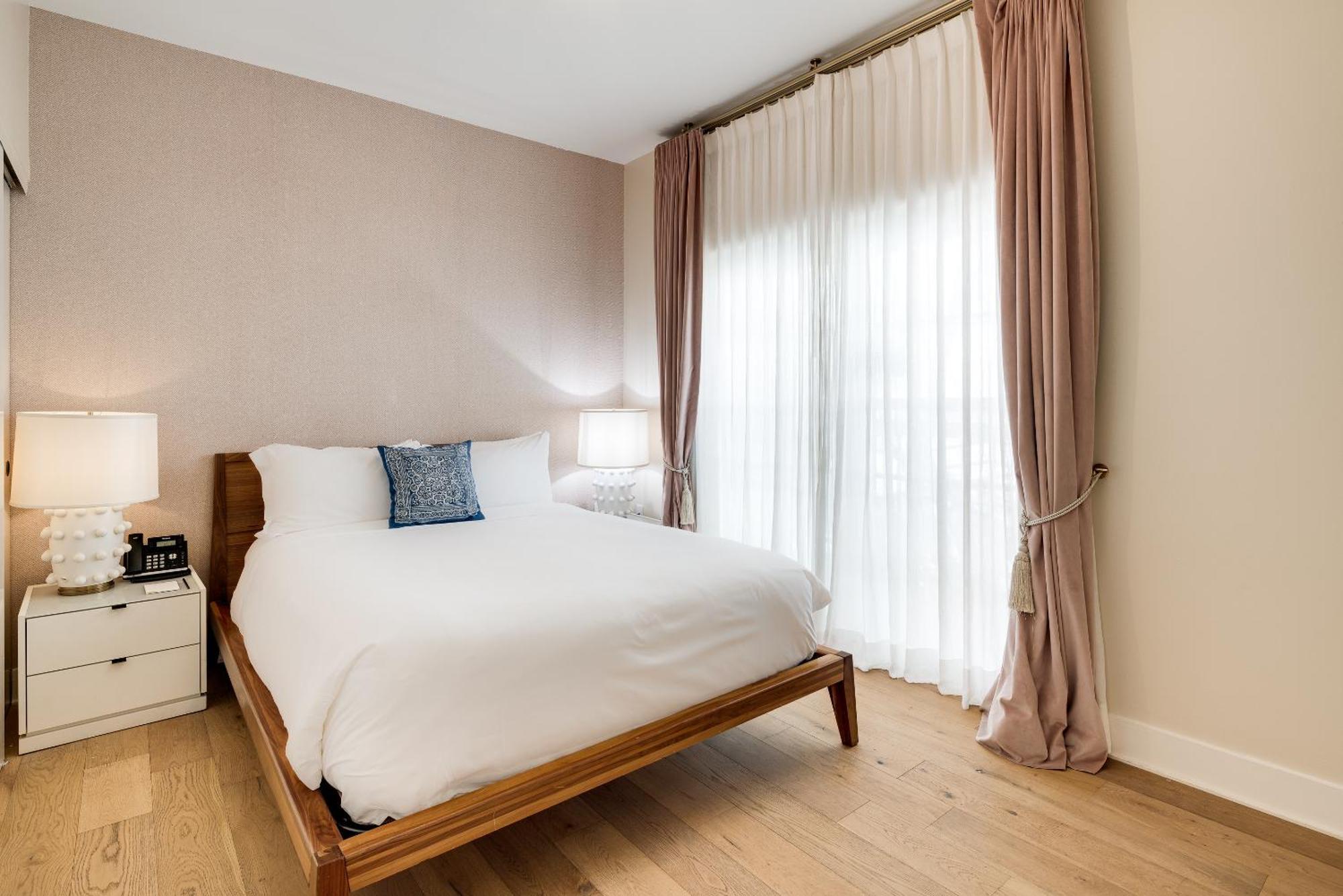 Grand One Bedroom Queen Suite