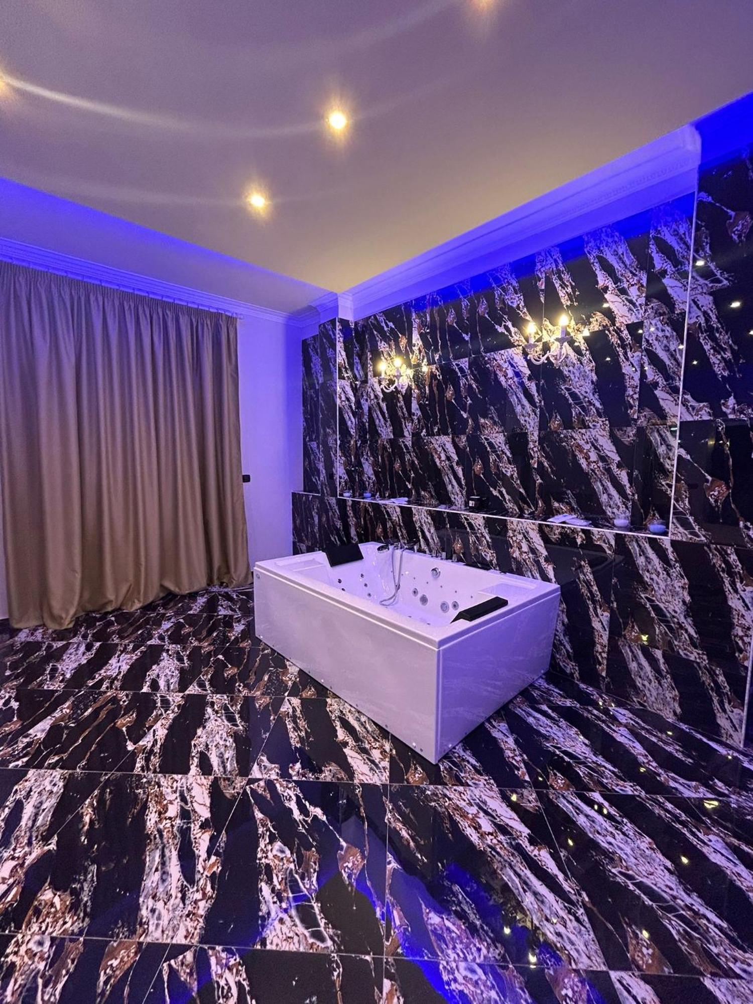 King Suite Spa Bath