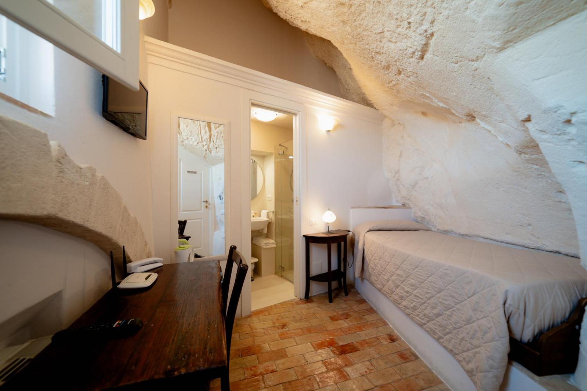 Small Single Room - Cave,1602344718:JPEG