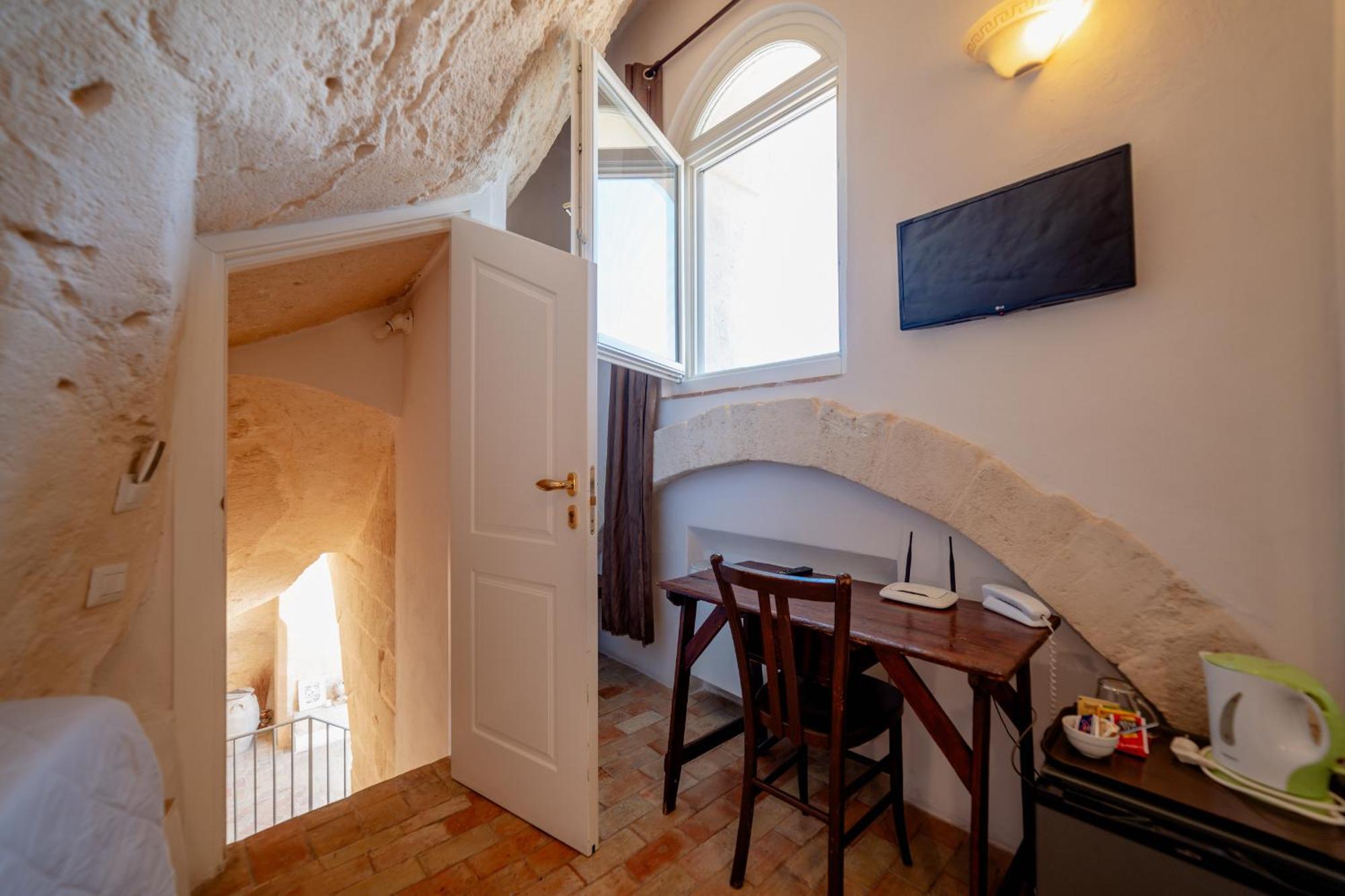Small Single Room Cave