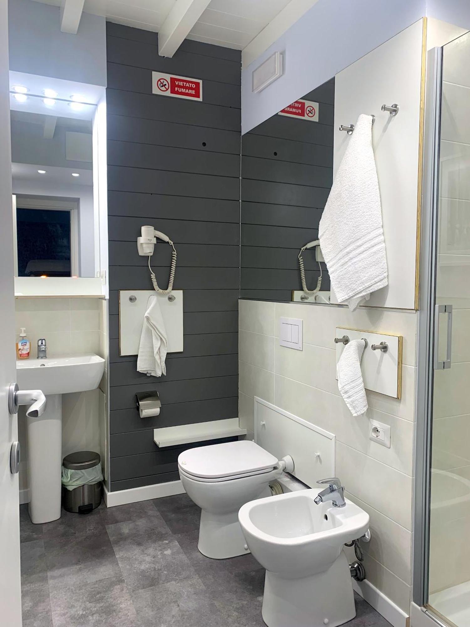 Comfort Triple Room Shower