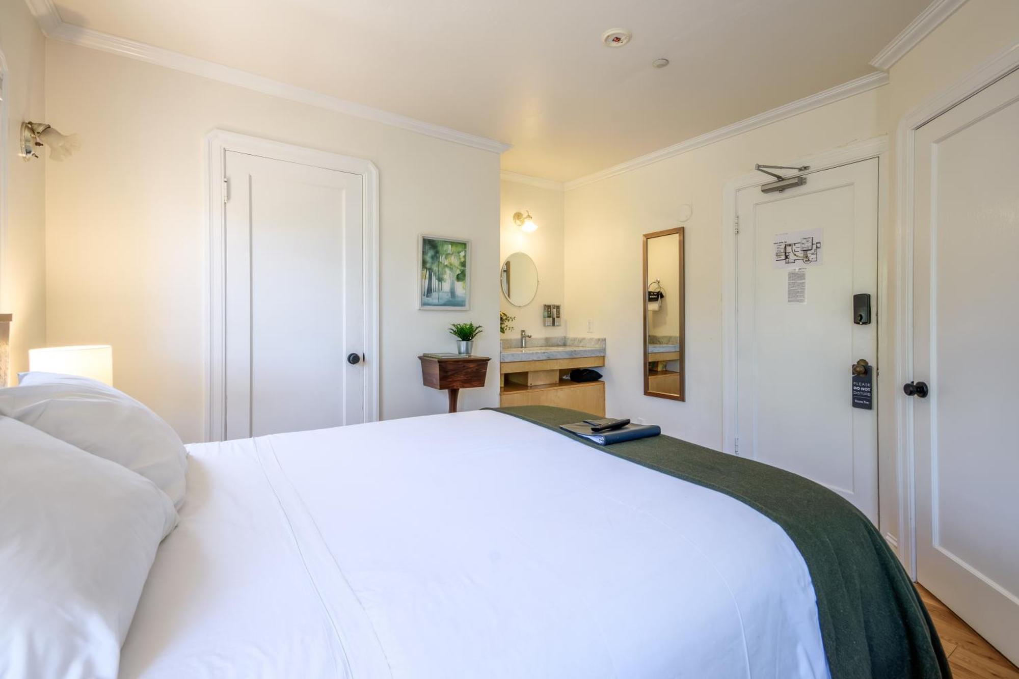 Petite Queen Room,1602362640:JPEG