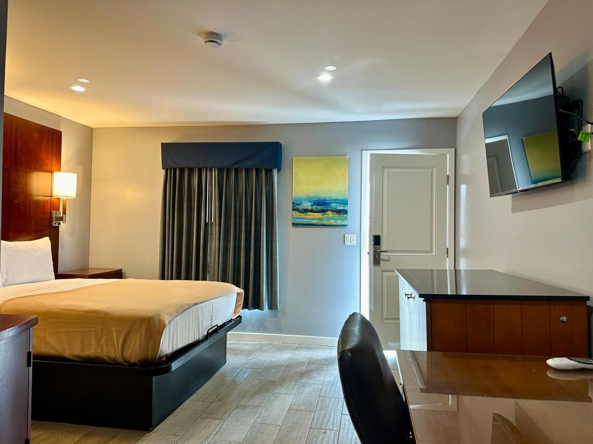 Deluxe Queen Room