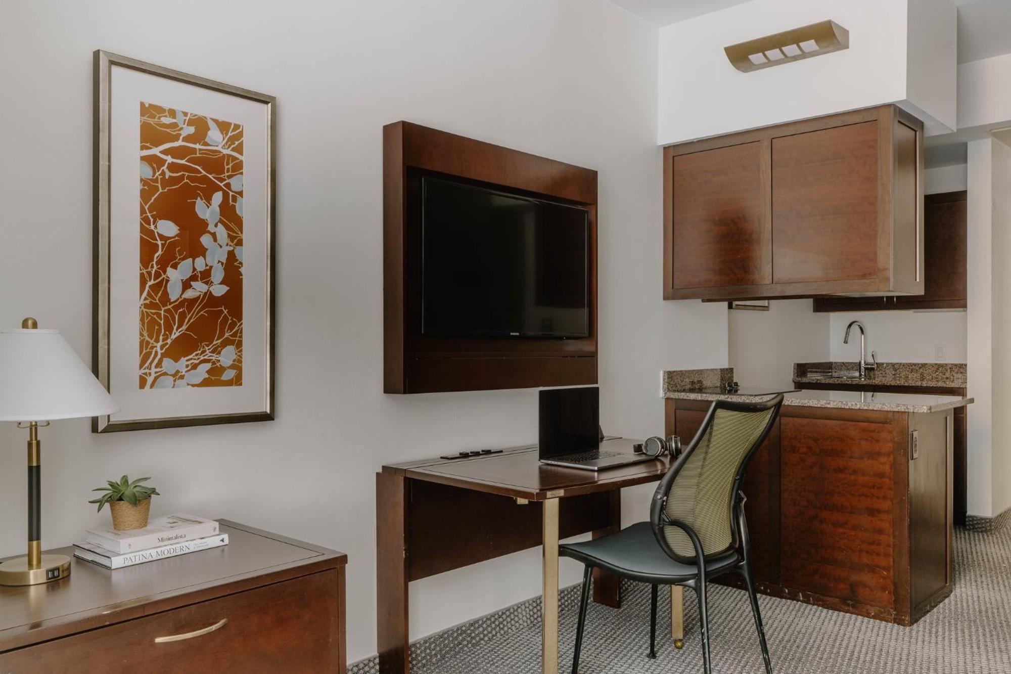 One Bedroom Suite Kitchenette,1602951058:JPEG